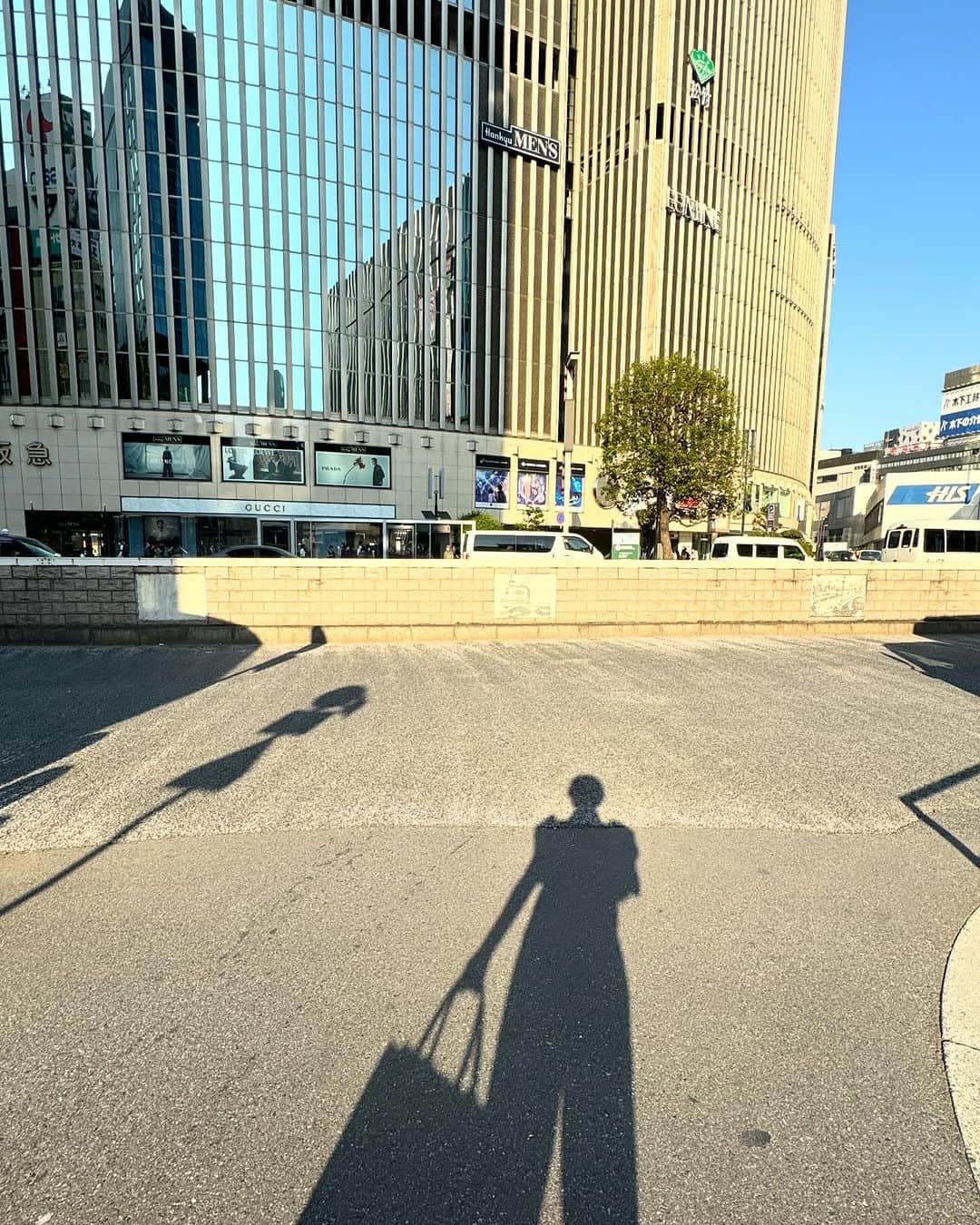 橋本志穂のインスタグラム：「銀座ブラブラ  ランチ会のあと 銀座ブラブラ歩いてたら 岡本太郎作品に出会った。 日比谷の青空が綺麗だった。 影が長くなって、、、 大都会なのに 周りに人がいなくなった瞬間が不思議だった  #銀座 #日比谷 #ブラブラ」