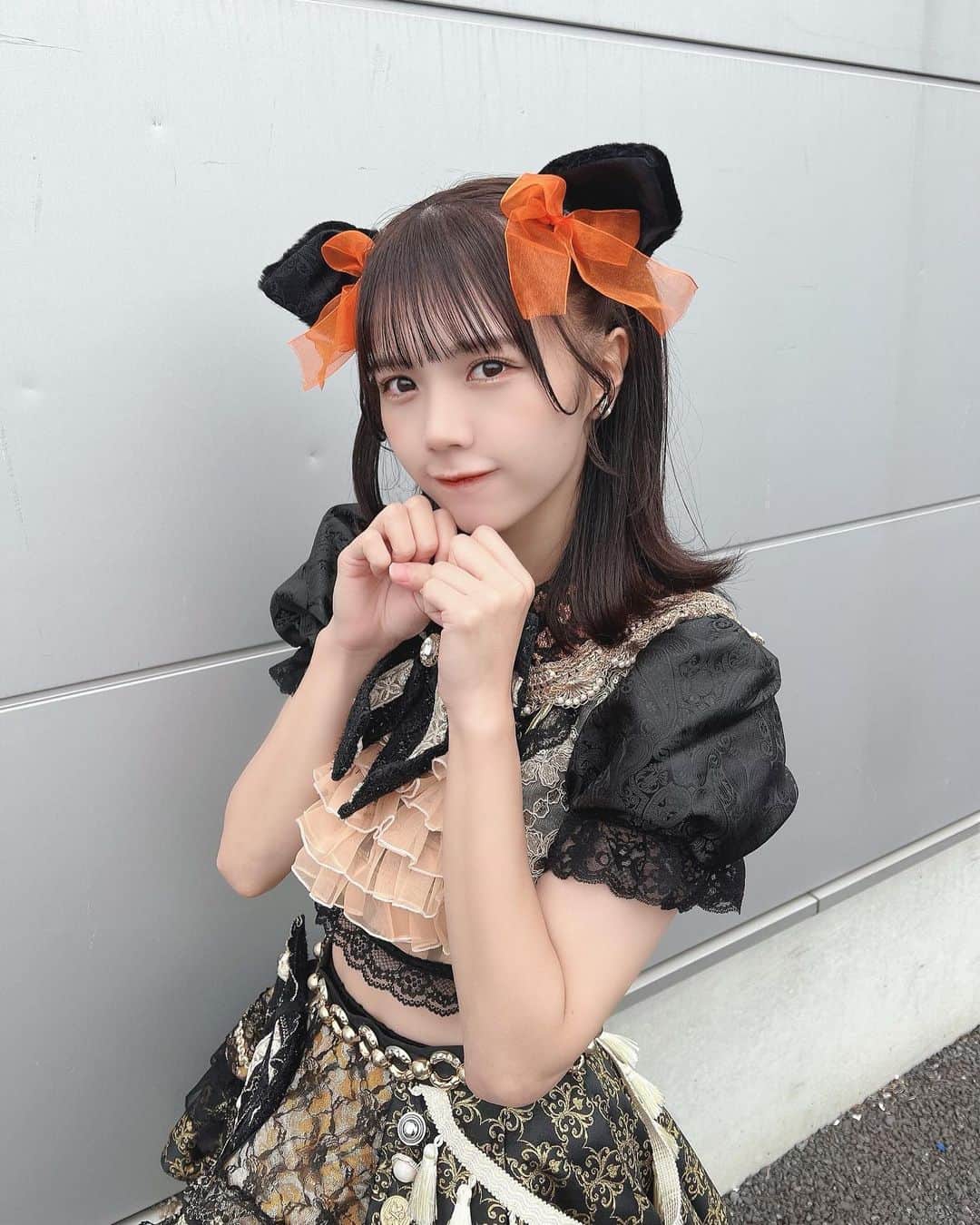 のインスタグラム：「😈  こんばんは〜 ⁡ 2022ハロウィン衣装です👻 ⁡ 黒猫のひにゃみです🐈‍⬛ 来世は甘やかしてもらえる猫になりたいです(?) ⁡ ⁡ 今日は、お部屋の断捨離と片付けしてました◎ ⁡ 私の場合、精神状態が肌と部屋に出てしまうので 生誕の時期は余裕がなく どちらも大荒れでわかりやすい...🫠 ⁡ また遠征行く前に 部屋の片付けができてよかった🫡 ⁡ ⁡ 11月もよろしくお願いします☺️🌰 ⁡ ⁡ あした❕ ⁡ 『第23回明治大学生明祭「MIF」』 📍明治大学生田キャンパス野外メインステージ 🎤12:00-12:25 🗣ライブ15分後 入場無料🉐 ⁡ 明治大学おじゃましちゃいますー！ 会えるの楽しみにしてます🫡 ⁡ ⁡ ⁡ 木曜日おつかれさまでした🍵 またあした〜 ⁡ ⁡」