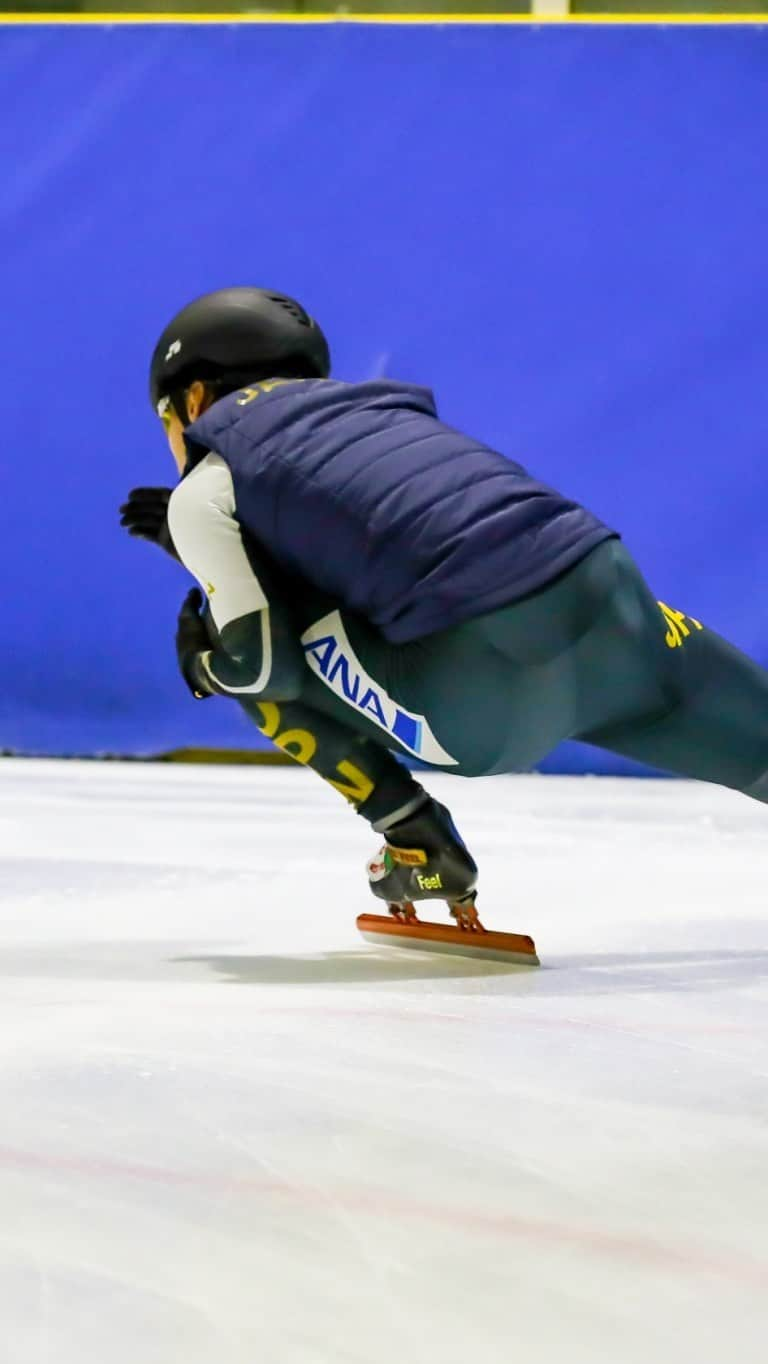 渡邊啓太のインスタグラム：「⛸️☀️  ——  ice training 📍西宮アイスアリーナ ——  テーピングのおかげで 少しずつ出来ることが増えてきたこの頃🌿  ちょーと危なかったけど、、、 無茶はせず地道にベストへ持っていこう🔥  11月のはじまり‼️  皆さんは残り2ヶ月 どう過ごしますか？？🔥  明日の朝は インスタLiveしながら散歩でもしようかな😇  ※このごちゃごちゃのなか僕がどこか分かりますか？😇 コメント📝待ってます😛  —— #ショートトラック #阪南大学 #谷歯科 #徳丸農園 #ルルレモン #アンバサダー #渡邊啓太 #ワークアウト #トレーニング #ウェルビーイング #11月 #顔晴ろう #lululemon #lululemonambassador #shorttrack #skating #athlete #쇼트트랙」