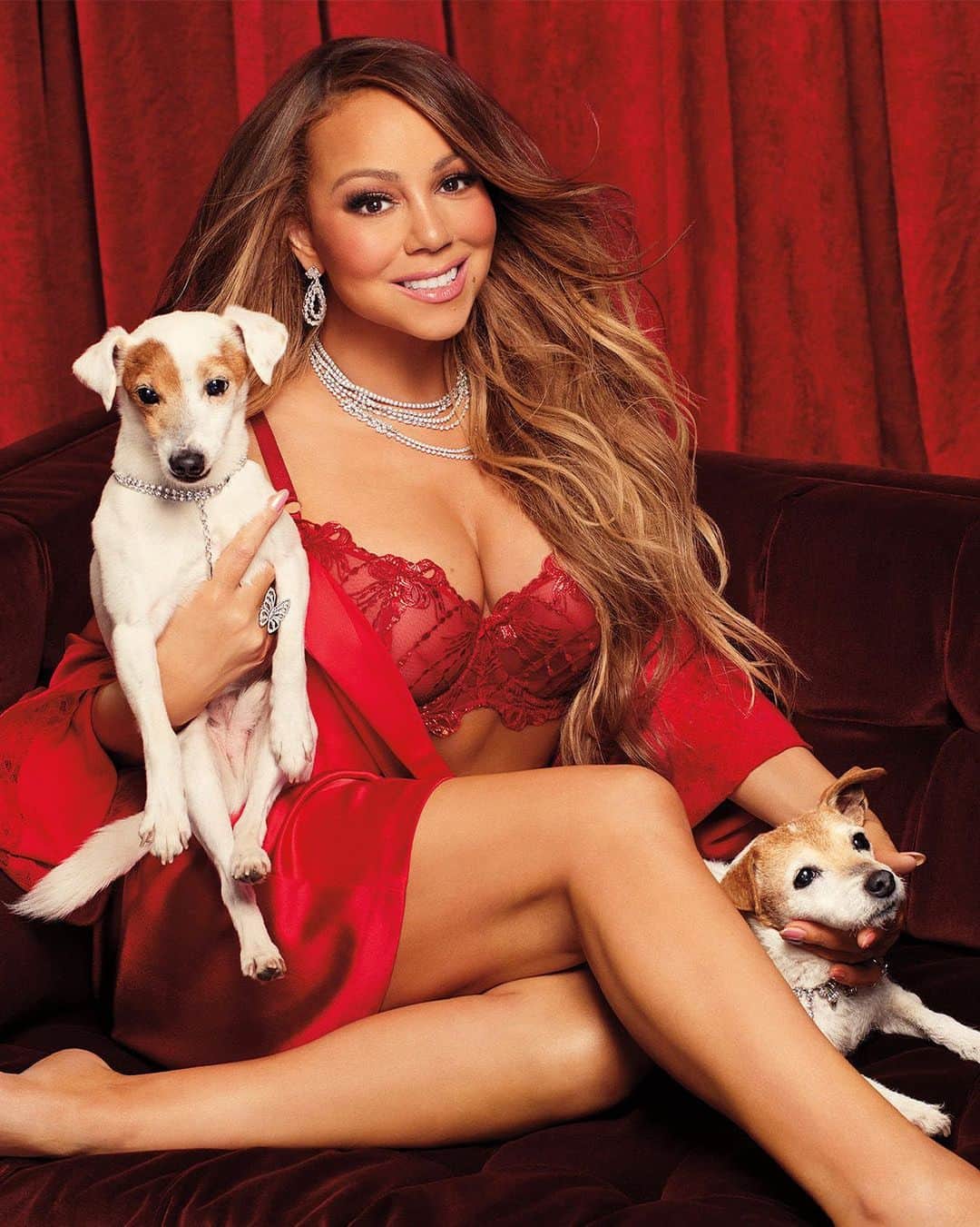 ヴィクトリアズ・シークレットのインスタグラム：「Holiday 2023 has arrived, and it’s #MariahSeason. Get festive with cozy PJs, seasonal Mists, and glamorous Lingerie.」