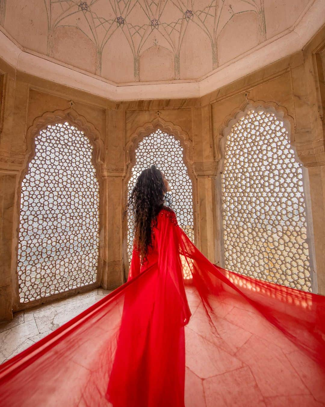 Awesome Wonderful Natureさんのインスタグラム写真 - (Awesome Wonderful NatureInstagram)「Two separate photos in the same place but at different times. Which one would you choose?🧐   1 or 2?  📌 Amer Fort, Jaipur, India🇮🇳 💃🏻 @pranali_lifeisbeautiful  #india #rajasthan #amerfort」11月2日 23時54分 - fantastic_earth