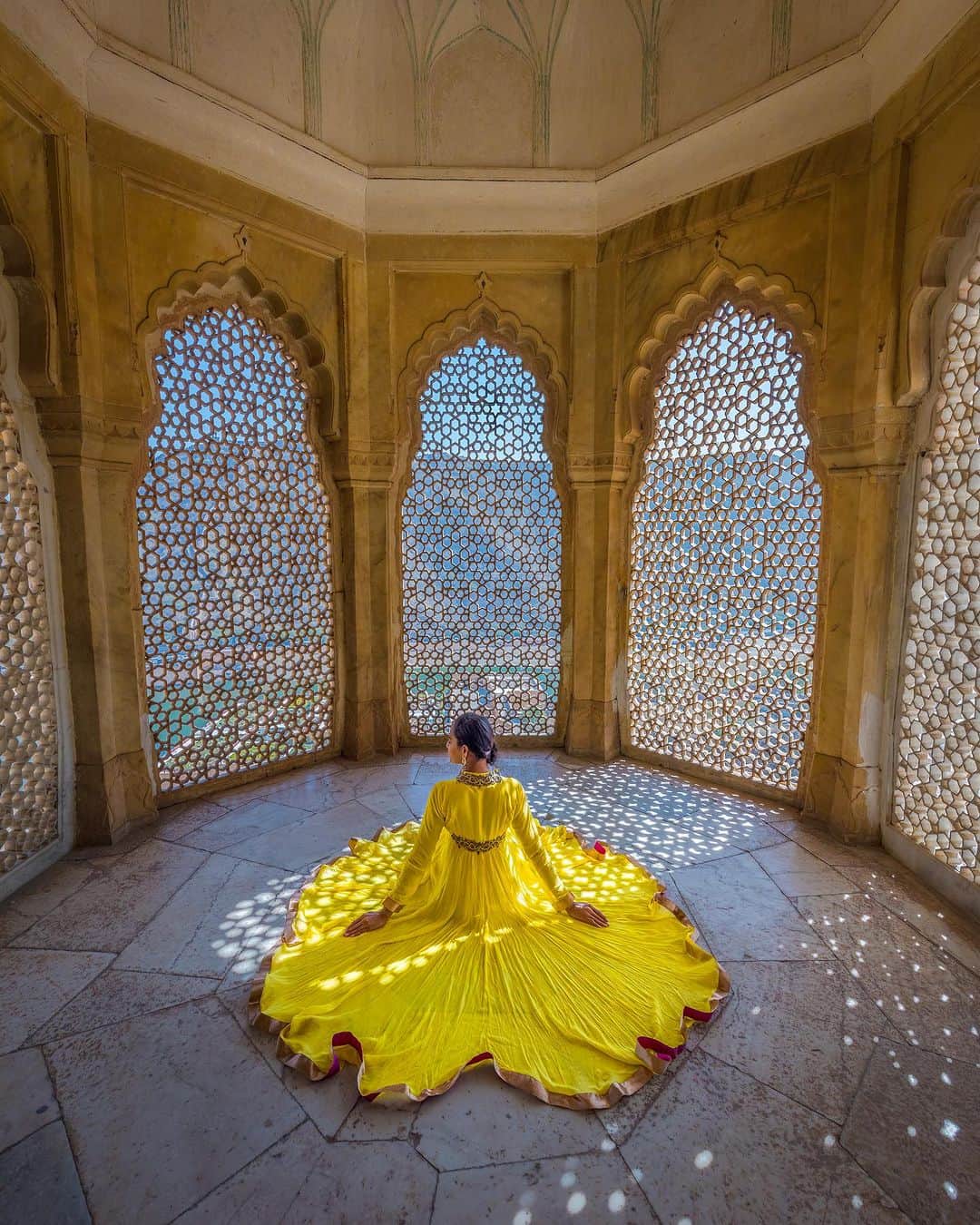 のインスタグラム：「Two separate photos in the same place but at different times. Which one would you choose?🧐   1 or 2?  📌 Amer Fort, Jaipur, India🇮🇳 💃🏻 @pranali_lifeisbeautiful  #india #rajasthan #amerfort」