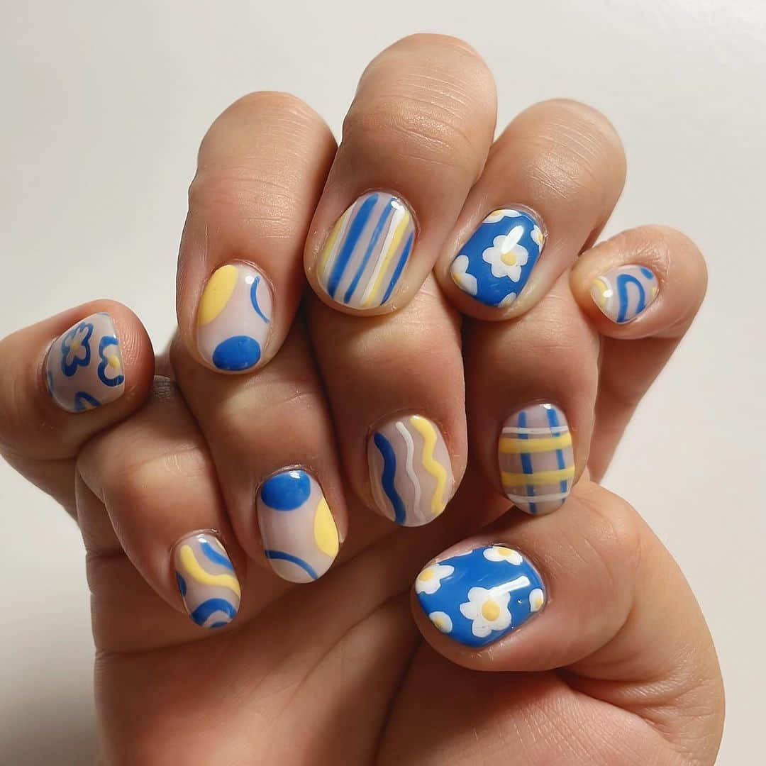 優宇さんのインスタグラム写真 - (優宇Instagram)「_ new nail💎🚜🛼🍼🧀🧢☁️ おやすみのおかげでやさしくまあるくなれる◎ #手書きネイル #nailart #nails #blue」11月2日 23時56分 - yuustagram719