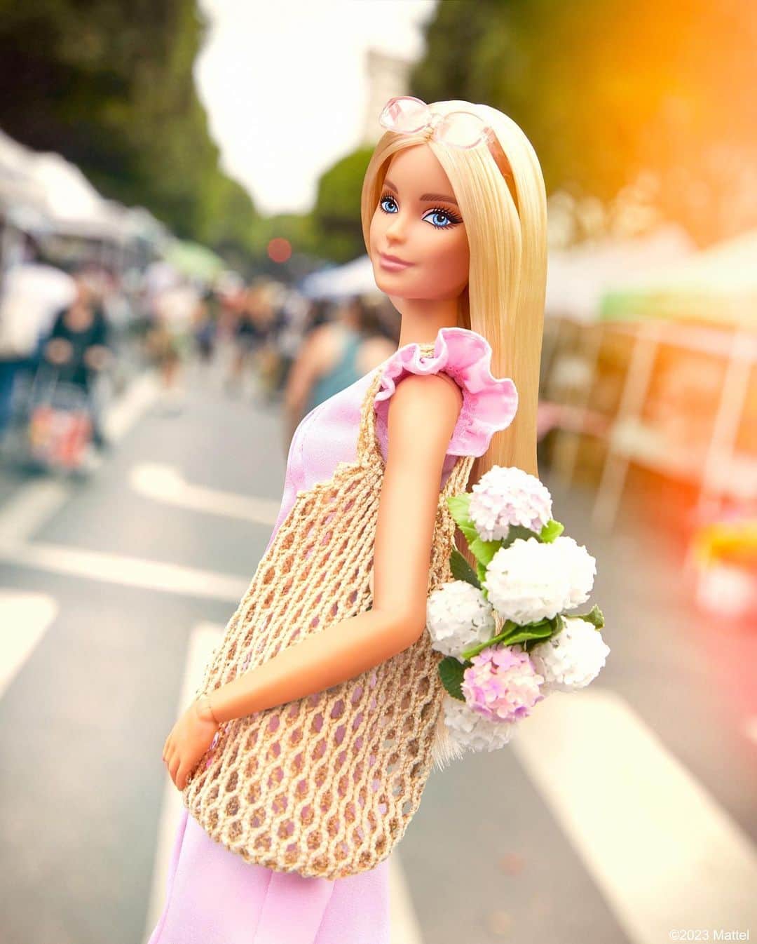 バービーのインスタグラム：「Keeping an eye out for stands with samples. 👀 #barbie #barbiestyle」