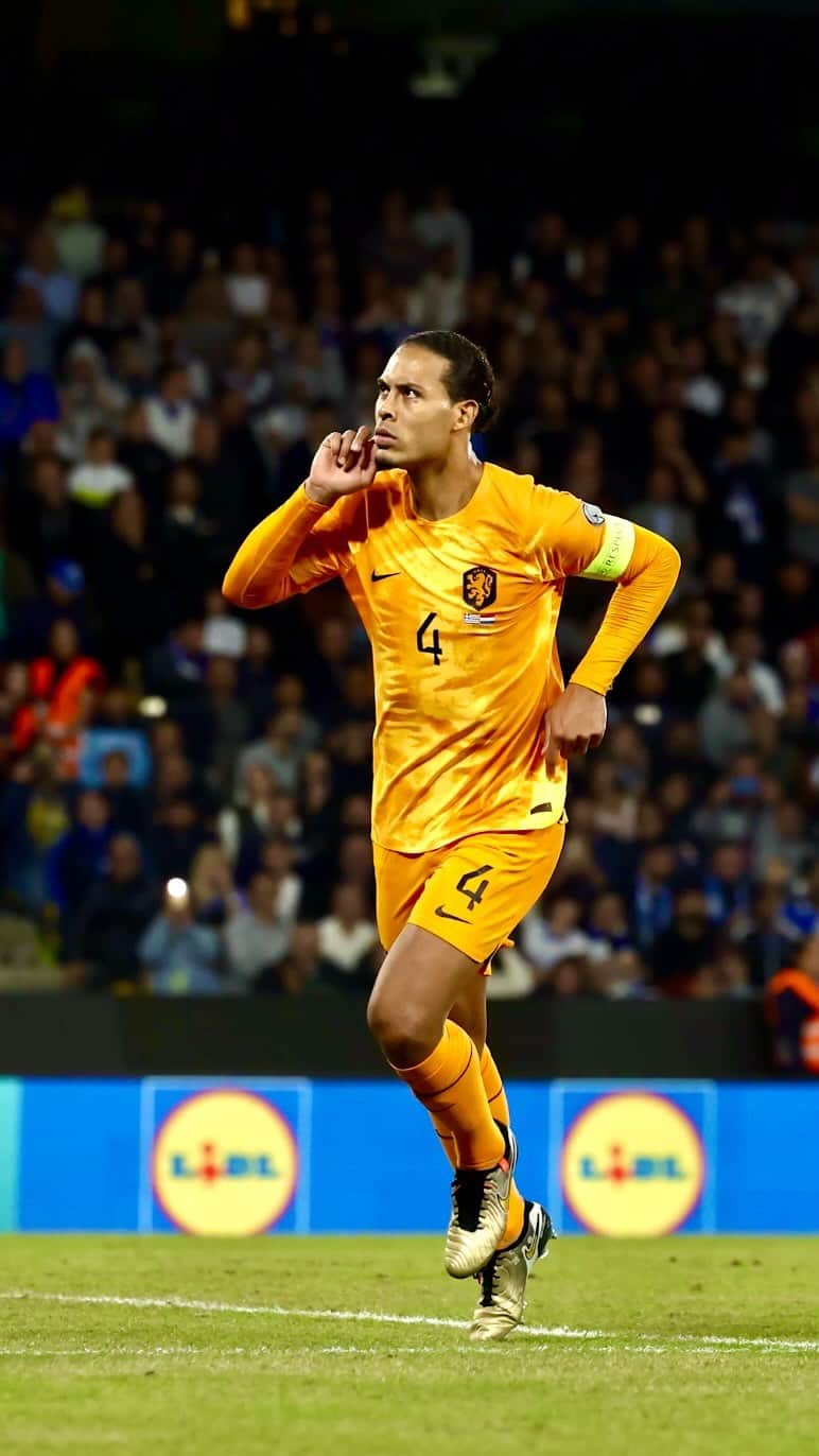 サッカー オランダ代表チームのインスタグラム：「𝗖𝗮𝗽𝘁𝗮𝗶𝗻.𝗝𝗣𝗚 📸  #NothingLikeOranje | @virgilvandijk」