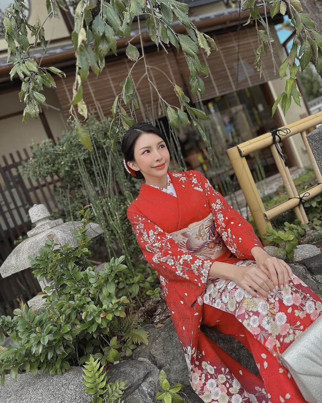 蘇心甯さんのインスタグラム写真 - (蘇心甯Instagram)「今年第三次京都、第三套和服🥰到底多愛來京都的神社多愛穿和服啦哈哈哈！因為👉🏻👈🏻和不同的人一起穿和服就有不同的紀念和回憶呀～  今年二月和朋朋們體驗一般和服，熱熱的暑假和萌萌體驗浴衣款式和服👘這次入秋的涼感氛圍，決定來點更華麗更高質量的 #振袖和服 而且挑戰了我不敢駕馭的紅色和服～沒想到美到像一個行動打卡景點😂超多外國人一直拍我捏～  這家是朋朋做功課選的，網路上評價很高、地理位置也很方便，店內出發步行30 秒就能抵達很著名的八坂神社⛩️店內和服的質量很好，有很多在京都很少見的日本製的絲綢和服，像我身上這套振袖和服就是絲綢的～華麗到好像千金大小姐😚體驗一日假日本人生活真好玩～  #lala愛旅行 #和服體験 #京都和服　 #蕾絲和服 #和服出租  #和服 #和香菜 @kyoto_wakana7」11月3日 0時02分 - lalababy625