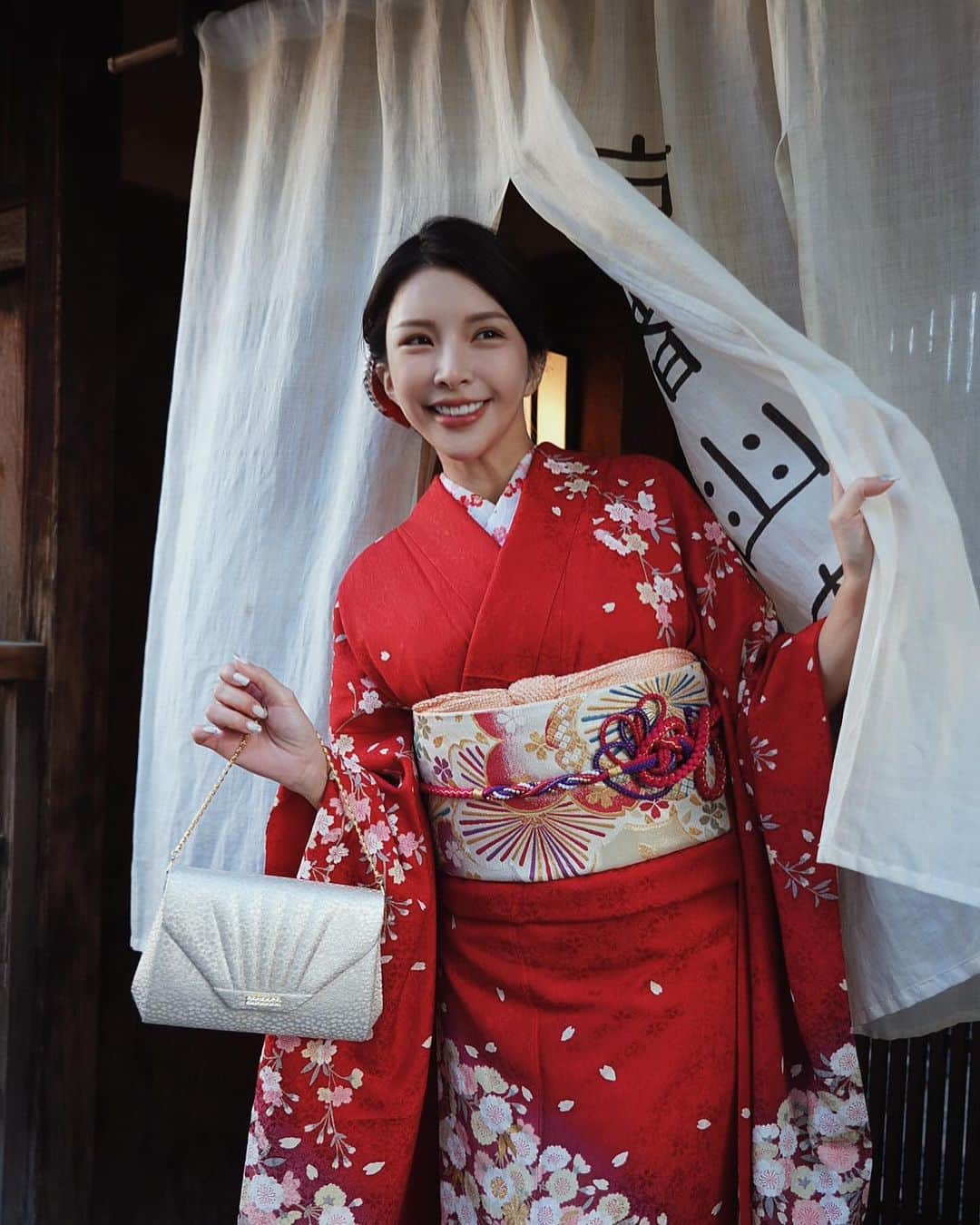 蘇心甯のインスタグラム：「今年第三次京都、第三套和服🥰到底多愛來京都的神社多愛穿和服啦哈哈哈！因為👉🏻👈🏻和不同的人一起穿和服就有不同的紀念和回憶呀～  今年二月和朋朋們體驗一般和服，熱熱的暑假和萌萌體驗浴衣款式和服👘這次入秋的涼感氛圍，決定來點更華麗更高質量的 #振袖和服 而且挑戰了我不敢駕馭的紅色和服～沒想到美到像一個行動打卡景點😂超多外國人一直拍我捏～  這家是朋朋做功課選的，網路上評價很高、地理位置也很方便，店內出發步行30 秒就能抵達很著名的八坂神社⛩️店內和服的質量很好，有很多在京都很少見的日本製的絲綢和服，像我身上這套振袖和服就是絲綢的～華麗到好像千金大小姐😚體驗一日假日本人生活真好玩～  #lala愛旅行 #和服體験 #京都和服　 #蕾絲和服 #和服出租  #和服 #和香菜 @kyoto_wakana7」
