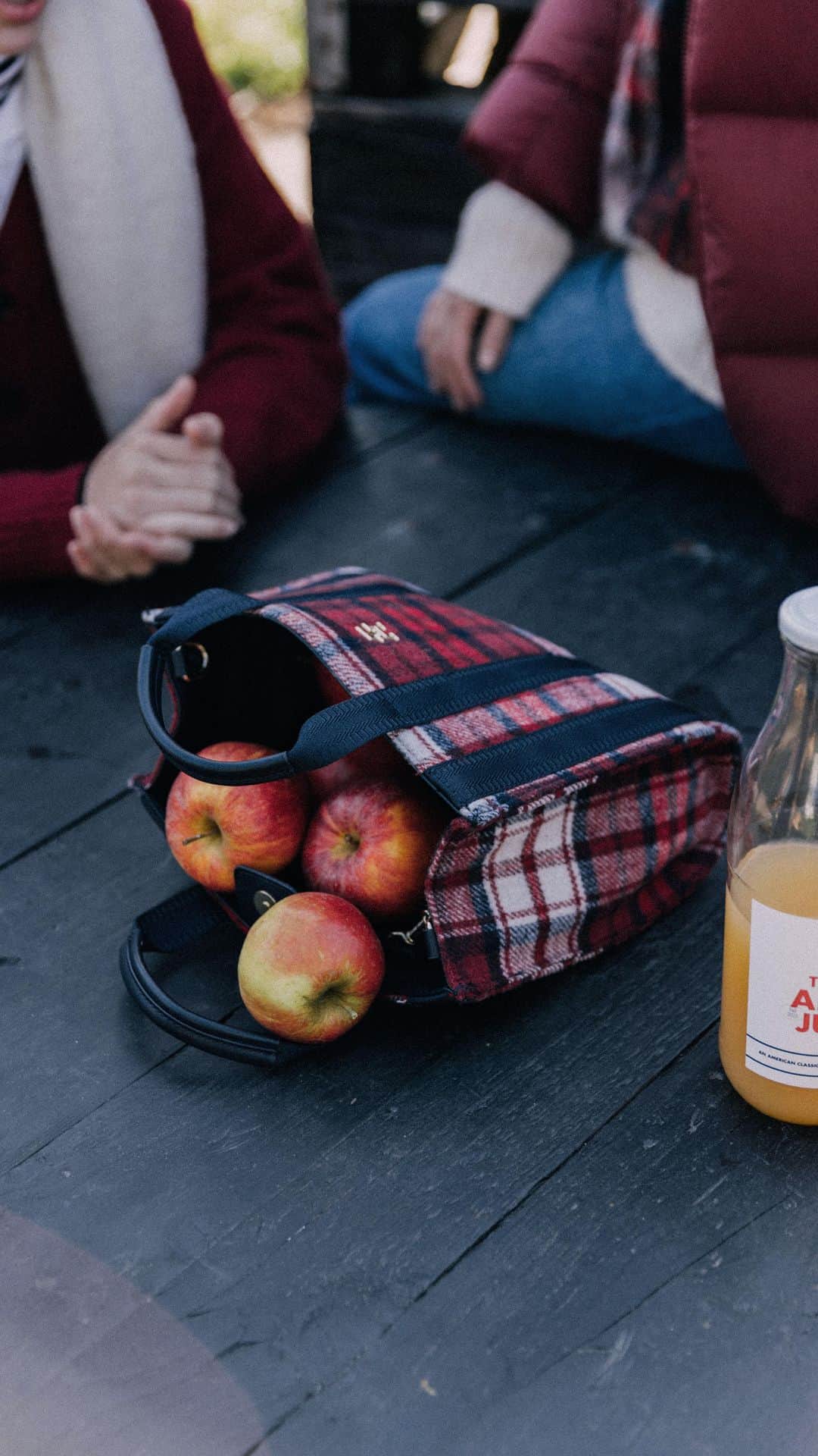 Tommy Hilfigerのインスタグラム：「What’s in your bag… fall edition. #ApplePicking」