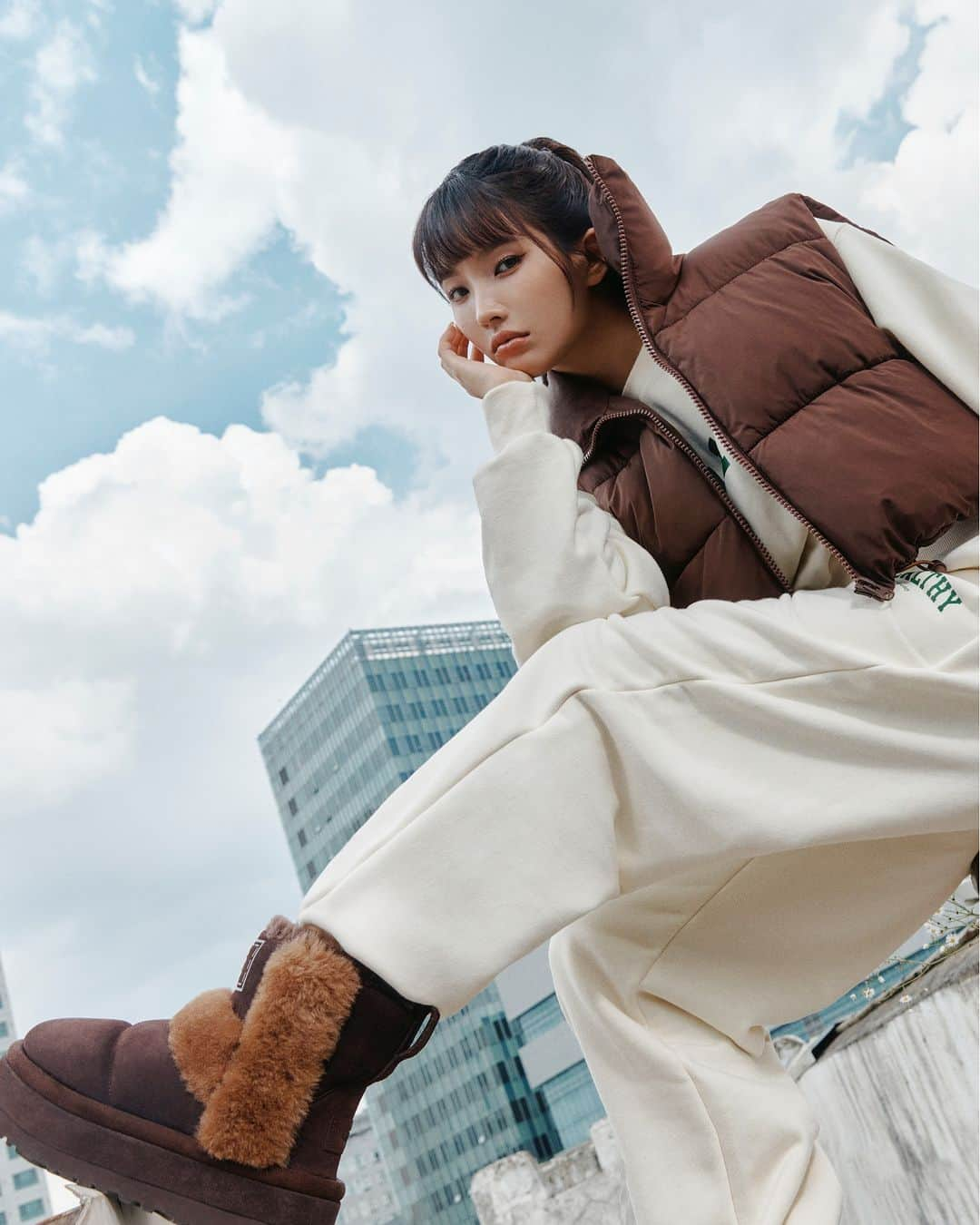 アグのインスタグラム：「@tiny.pretty.j in UGG is 👑❤️. Soyeon wears the Classic Chillapeak, Classic Sweater Letter, and Marlene UGGfluff Jacket Heritage Braid.   #UGG #FeelsLikeUgg #WinterFashion #Soyeon #Gidle」