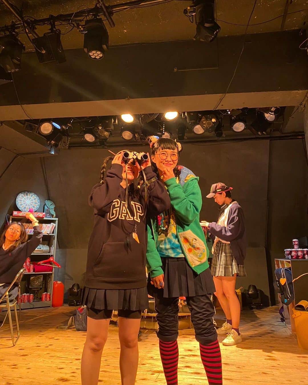 鈴木麻衣花のインスタグラム：「なかなか舞台上にいる自分の写真を見る事がないから、とっても嬉しい写真がいっぱい送られてくる。 今回のお芝居は開場してから開演するまでの間に、こんなお時間があるのです♡ 高校生役と45歳役を演じる事もなかなか無い。笑 そして、次はいつ立てるか分からない舞台。 なのでぜひぜひ、観に来てください！ 上演時間は80分です。 #ガールズ4#girlstalktotheend #たまプロ#藤原たまえプロデュース #offofftheatre」