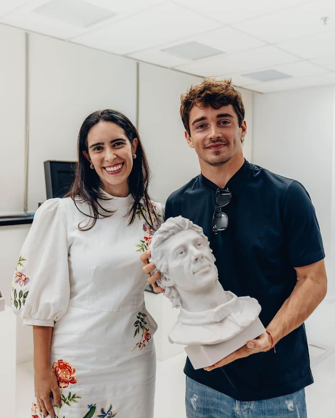 シャルル・ルクレールさんのインスタグラム写真 - (シャルル・ルクレールInstagram)「My one and only idol. Such a special moment. A huge thanks to Viviane, Lalalli and the Senna Foundation for inviting me to such a special place. ❤️」11月3日 0時06分 - charles_leclerc