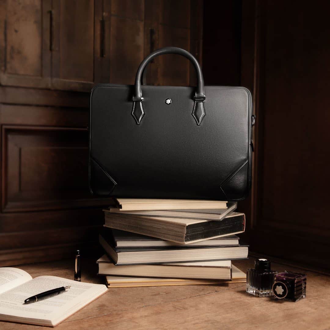 のインスタグラム：「In its details and color, the Meisterstück Sfumato Capsule pays homage to the heart and blood, the nib and ink that give life to our iconic writing instruments.  The dark tones at the bottom represent ink while recalling the sfumato painting technique as they subtly blend into a light color at the top. As for details like the zip pullers, handles, and stitching are inspired by the nib’s shape. Designed by Marco Tomasetta.  #InspireWriting」