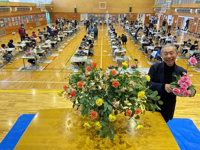 假屋崎省吾さんのインスタグラム写真 - (假屋崎省吾Instagram)「佐久穂小学校の体育館で、花育しました〜っ🙌  佐久穂町の花農家さんが作ってるカーネーションとレザーファンと白樺で作った花器に佐久穂小学校の五年生全員が花育に参加しました〜っ😻  明日は佐久穂の恋華めぐりでデモンストレーションしますので、ぜひお越しくださ〜いっ✨  #假屋崎省吾 #カーリー #長野県 #佐久穂 #花育 #小学校 #イベント」11月3日 0時06分 - shogo_kariyazaki_official