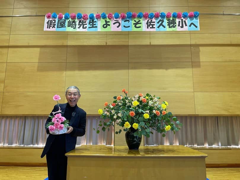 假屋崎省吾のインスタグラム：「佐久穂小学校の体育館で、花育しました〜っ🙌  佐久穂町の花農家さんが作ってるカーネーションとレザーファンと白樺で作った花器に佐久穂小学校の五年生全員が花育に参加しました〜っ😻  明日は佐久穂の恋華めぐりでデモンストレーションしますので、ぜひお越しくださ〜いっ✨  #假屋崎省吾 #カーリー #長野県 #佐久穂 #花育 #小学校 #イベント」
