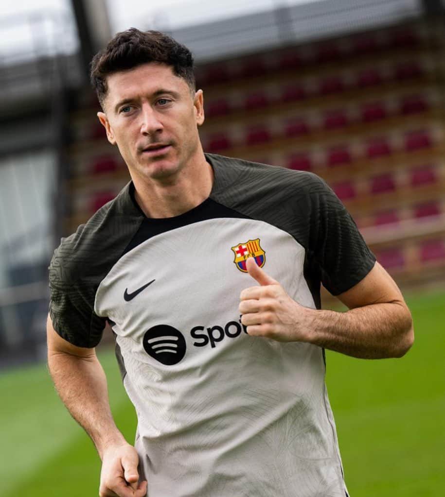 ロベルト・レヴァンドフスキのインスタグラム：「Work in progress 💪🏻  @fcbarcelona」