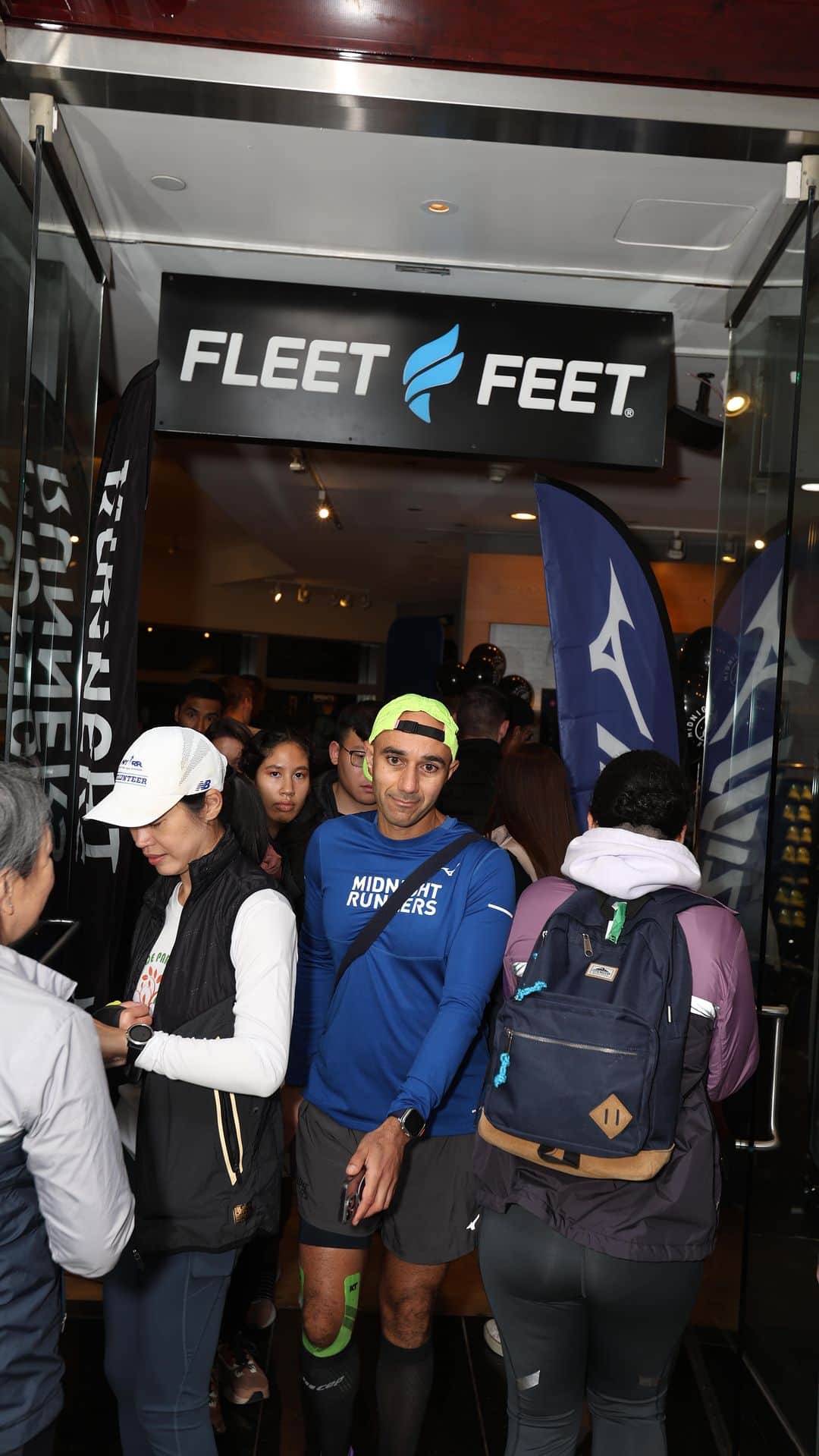 MizunoRunningのインスタグラム：「When we say midnight, you say runners! 📣 The @nycmarathon finish line is ready for Sunday! 🗽  @fleetfeetnyc partnered up with @mizunorunningusa and @midnightrunnersnewyork for Run Manhattan, a shake out run before the actual shake out run before the #NYCMarathon.   Runners fueled up with tasty carbs from @maurten_official, @drinkculturepop and cozy socks from @feetures.  #running #midnightrunnersnewyork #newyorkcity #NYC #marathon #mizunorunning #allrunnersallruns #neverjustrunning」