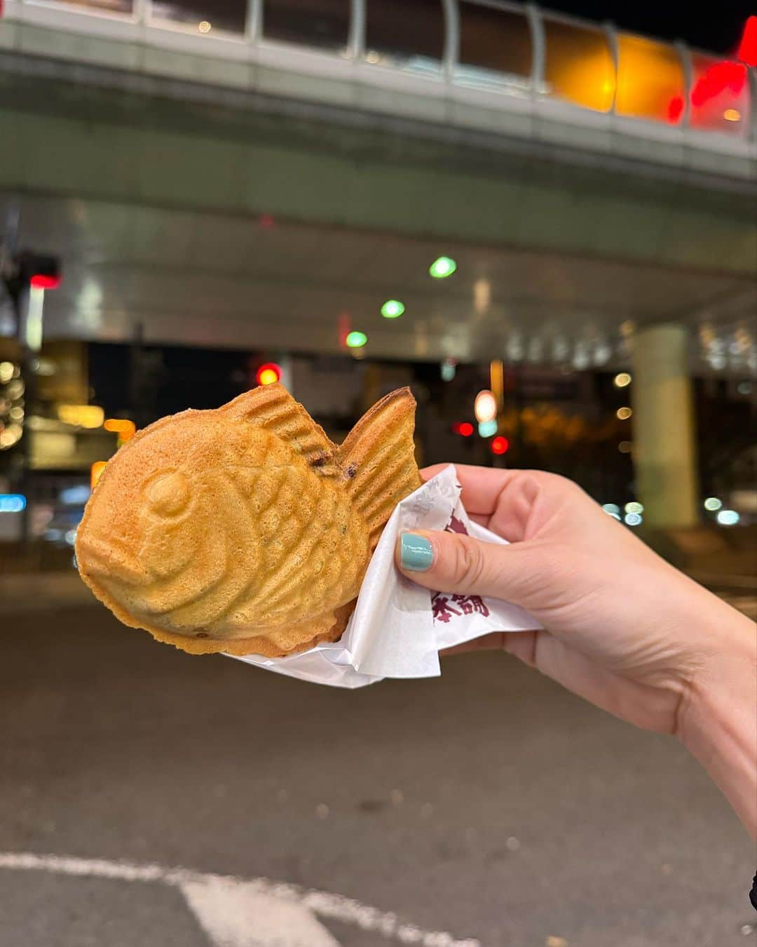 フェリシア・チェンさんのインスタグラム写真 - (フェリシア・チェンInstagram)「Day 1 Osaka☁️   1-3) his. her  4) searched high and low for this. and we found it!!!!🐟 5) yes, I do like my ootd. he didn’t like my blue ankle socks😂 6) free milk for taking the limo bus🤓 7) mandatory mirror selfie  8-9) was sooooooo happpyyy meeting these huge Sylvanian Families bunnies🥹 my childhood dream to own them and their beautiful homes🥲❤️🐰」11月3日 0時14分 - iamfeliciachin