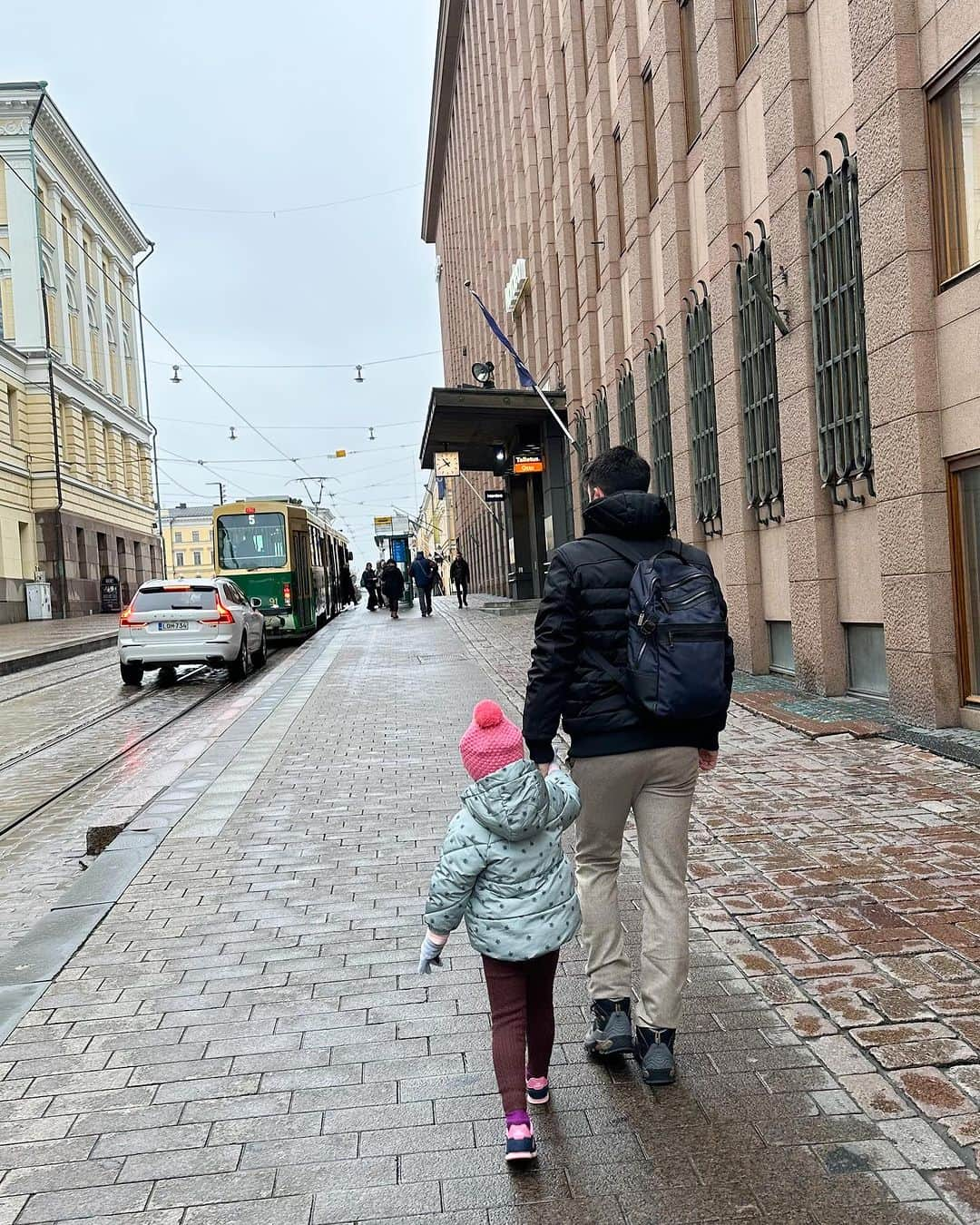 Carolineさんのインスタグラム写真 - (CarolineInstagram)「Poser les valises en Finlande pour la première fois ! Un rêve depuis quelques années  Jour 1:  Découverte de la ville d’Helsinki !  Je vous filme un vlog et en attendant sa sortie retrouvez toutes nos journées en résumé en story!  Notre hôtel : @royalhelsinki est en plein centre on peut tout faire à pied et en tramway c’est un bonheur !  @radissonrewards @radissonhotels #radissonrewards #radissonhotels」11月3日 0時16分 - beauteactive