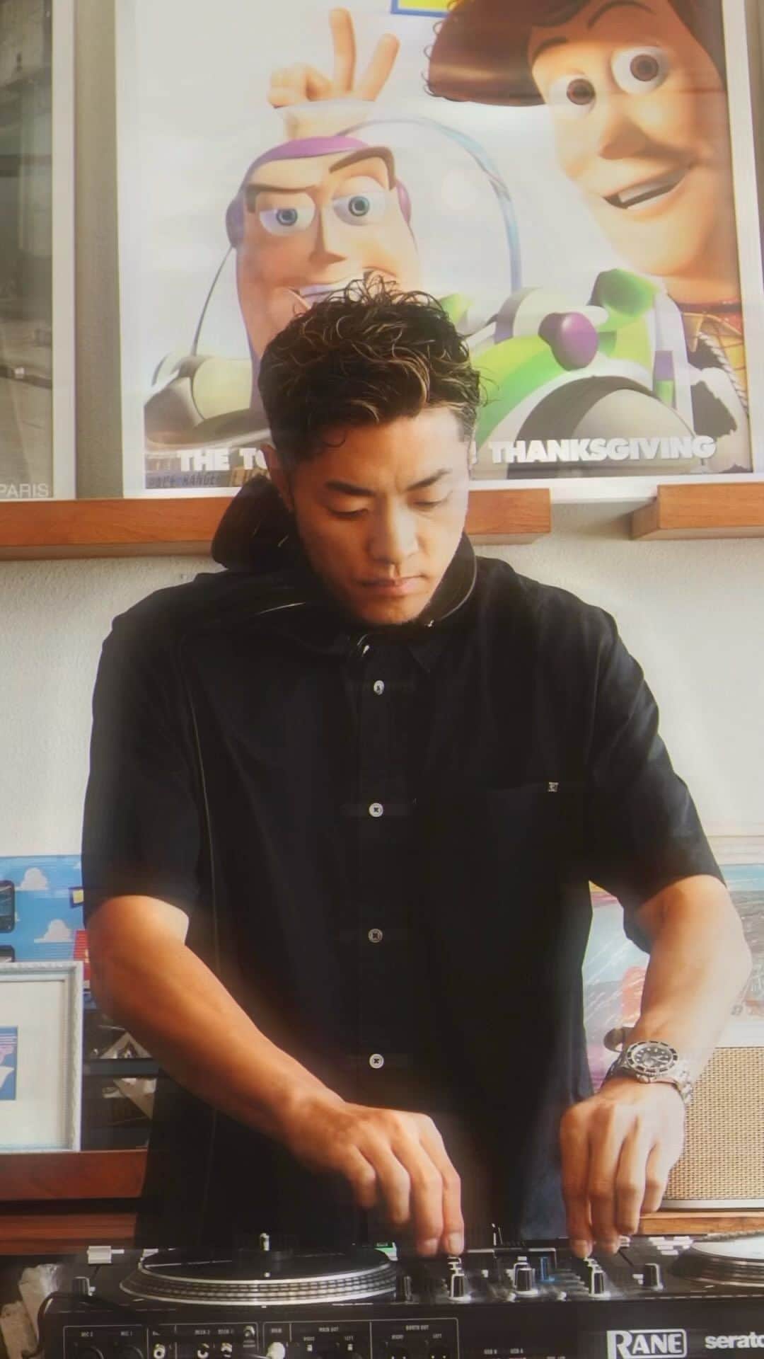 DJKROのインスタグラム：「Stay tuned for the full video on the Bae Records YouTube channel 📮」