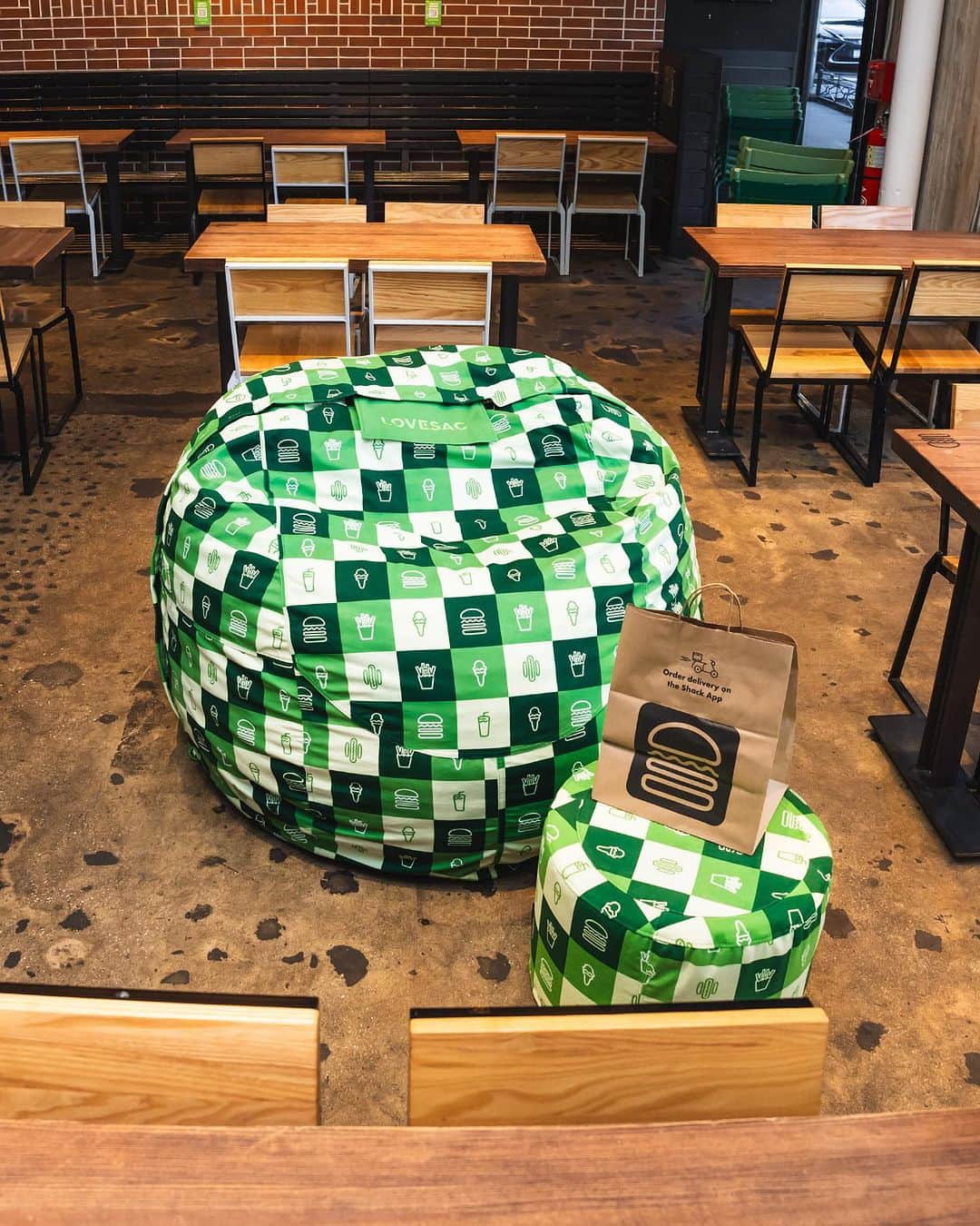 SHAKE SHACKさんのインスタグラム写真 - (SHAKE SHACKInstagram)「[GIVEAWAY CLOSED. Winners have been notified.]  GIVEAWAY: What happens when you mix up @lovesac and @shakeshack? You accidentally spark the comfiest collab ever.   Swipe to see the Shake Shack x Lovesac MovieSac—complete with a Squattoman to kick your feet up or place your Shack on. We’re giving away one (1) Shake Shack x Lovesac MovieSac + one (1) Shake Shack gift card to five (5) lucky winners.   Rules for entry:  1. Follow @shakeshack and @lovesac  2. Like this post   3. Tag someone you'd want to eat Shake Shack on a Lovesac with.   Link in bio for official giveaway terms and conditions.」11月3日 0時17分 - shakeshack