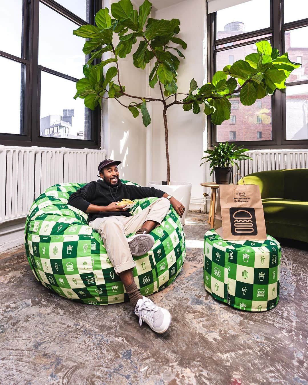 SHAKE SHACKのインスタグラム：「[GIVEAWAY CLOSED. Winners have been notified.]  GIVEAWAY: What happens when you mix up @lovesac and @shakeshack? You accidentally spark the comfiest collab ever.   Swipe to see the Shake Shack x Lovesac MovieSac—complete with a Squattoman to kick your feet up or place your Shack on. We’re giving away one (1) Shake Shack x Lovesac MovieSac + one (1) Shake Shack gift card to five (5) lucky winners.   Rules for entry:  1. Follow @shakeshack and @lovesac  2. Like this post   3. Tag someone you'd want to eat Shake Shack on a Lovesac with.   Link in bio for official giveaway terms and conditions.」