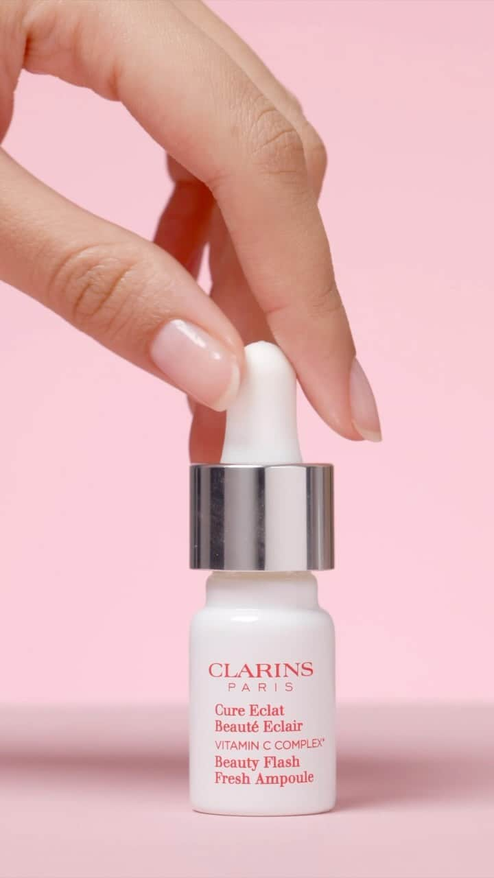 Clarins Franceのインスタグラム：「NEW Boostez l’éclat de votre peau en 7 jours seulement avec la Cure Éclat Beauté Éclair ⚡️  Un soin ultra-concentré en vitamine C pour retrouver une peau plus belle, plus lumineuse et plus rayonnante !  Qui dit oui à un coup d’éclat ? 🤩  #Clarins  #ClarinsInstantBeauty #MonSoinClarins #Skincare」