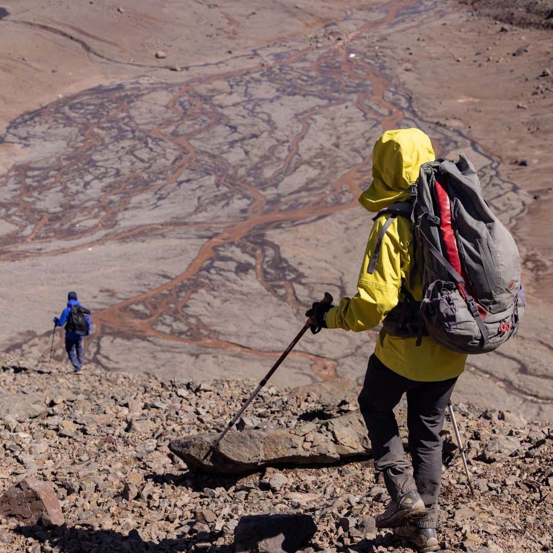 マーモットのインスタグラム：「Max Djenohan (@nomadikmax) and Bruno Pavone (@brunopavoneguide)  hike down from an acclimatization hike. They are actually standing on the edge of a glacier, which  is just covered in dirt and rocks since it is so dry.   Aconcagua Provincial Park. January 2023.  [camera emoji]: @jsack_foto  #Marmot」