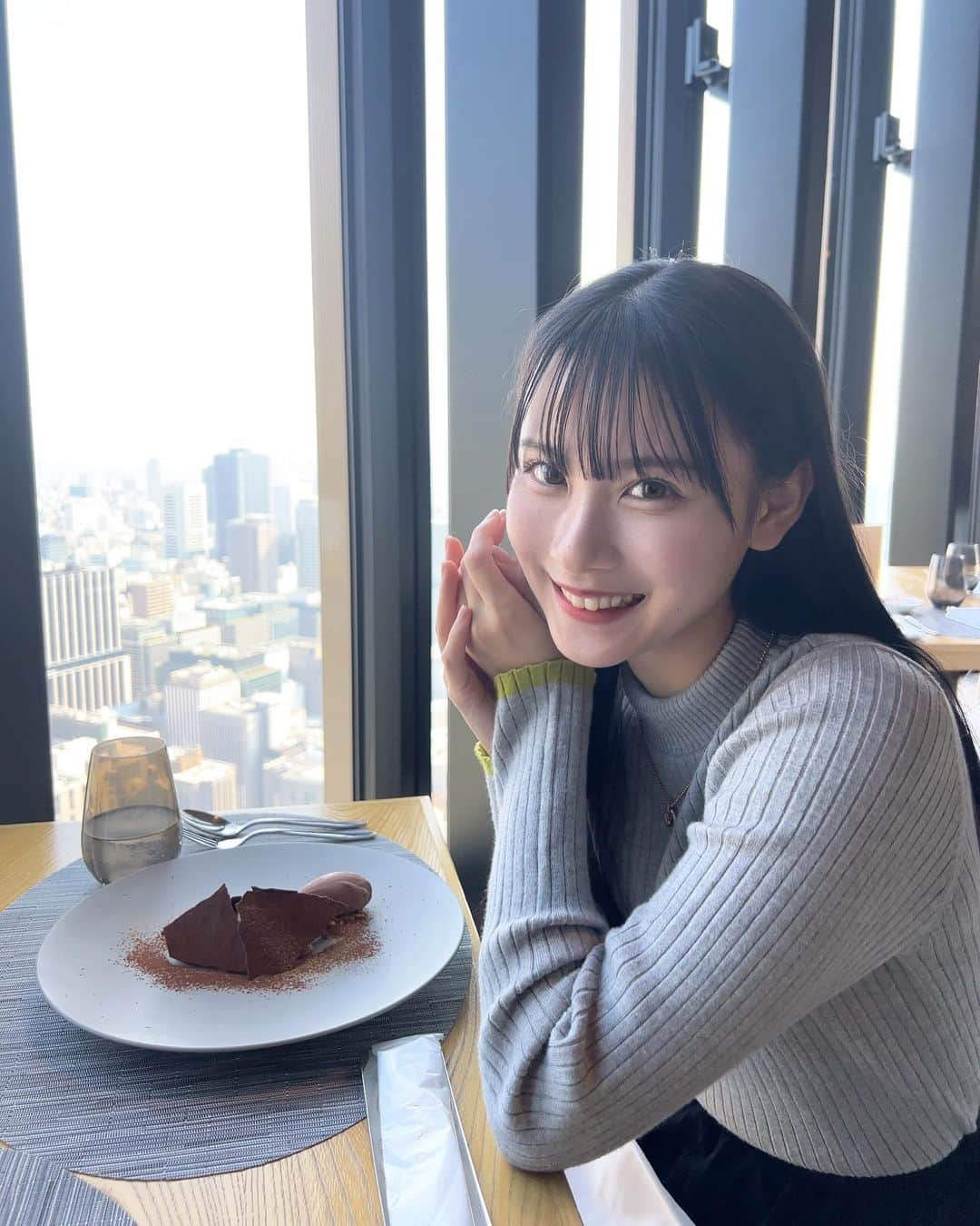 坊迫咲藍のインスタグラム：「最近とても忙しくてバタバタだったけど、久しぶりに息抜できた🧸‪💭  美味しいお料理を食べれて、幸せだった👍🏻 ̖́🍽 ご馳走さまでした🎈⸒⸒  そして、、40階からの景色も最高でした🫧 また明日から頑張ろ🫶🏻   #コンラッド  #コンラッド大阪」