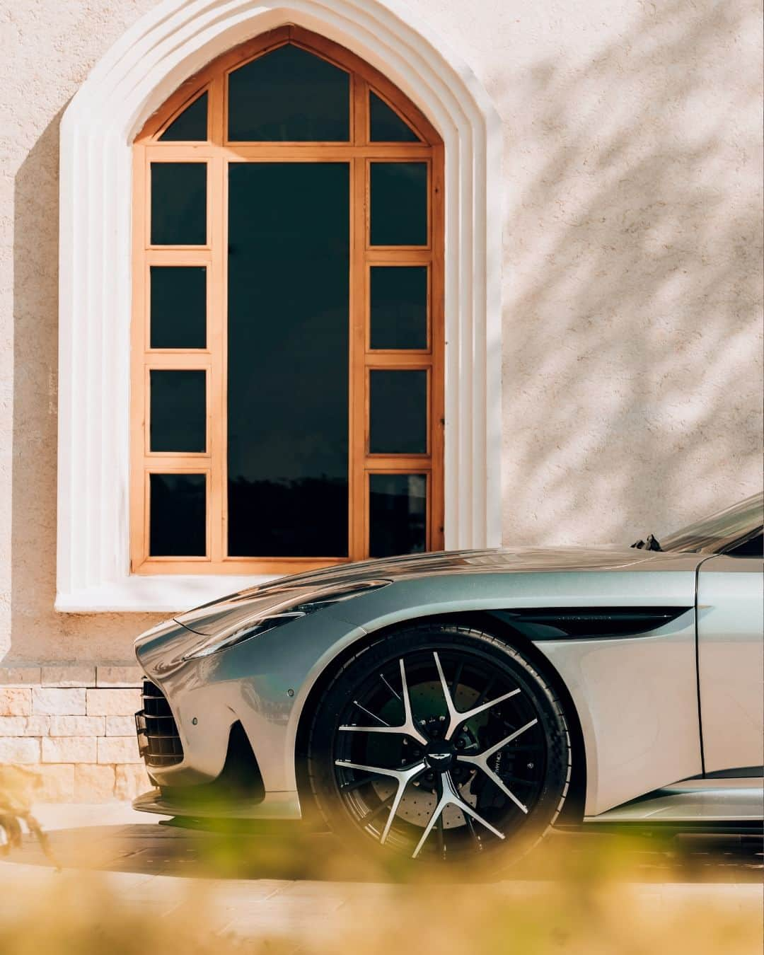 アストンマーチンさんのインスタグラム写真 - (アストンマーチンInstagram)「True presence only an icon could deliver.   DB12.  #AstonMartin #DB12 #ICONDRIVEN」11月3日 0時22分 - astonmartin