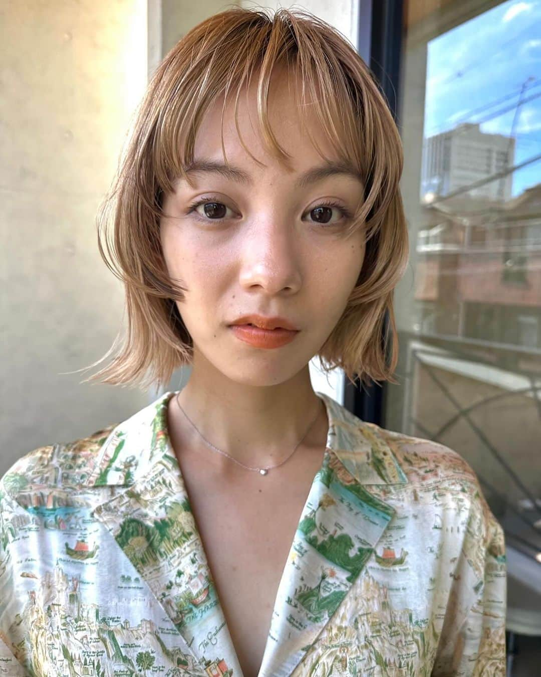 Yanagihara Hirokiさんのインスタグラム写真 - (Yanagihara HirokiInstagram)「ケアブリーチでハイトーンベージュ🕊️ ・ ・ アメトリンを使って優しいベージュカラー ・ ・ 顔まわりはポイントでデザインカット✂︎ ・ ・  ・ ・ 秋冬ファッションにはスッキリしたヘアスタイルが似合います。 ・ ・ 仕上げは　@hay_natural  バーム  美容室　SOIE SHIBUYA @soie__shibuya  ・ 平日　11時〜20時 木曜日・土曜日10時〜19時 日曜日・祝日　10時〜18時半 ・ ・ ・ ・ ・ ・ ・  ＃小顔ショート＃東京サロンモデル#東京サロン#ヘアセット #ショートヘア女子#ショートヘア #ベリーショート  #ハンサムショート#マッシュヘア#マッシュショート＃スタイリング＃センター分け＃大人カジュアル#ハンサムマッシュ#マッシュショートヘア#ショートカット #ショートスタイル#ハンサムショート女子＃大人ショート＃黒髪#センターパート#ショートヘアアレンジ」11月3日 0時23分 - yanagihara_hiroki