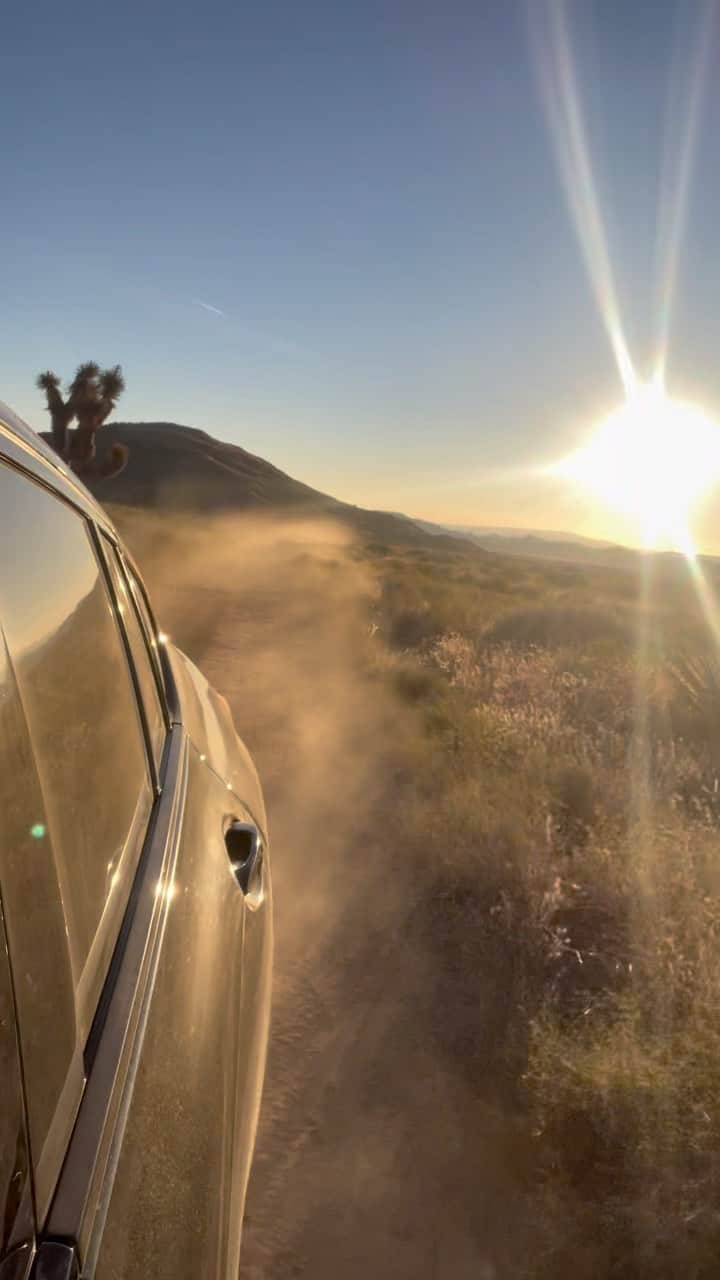 JO BAKERのインスタグラム：「Dust and dirt…. love working out here #desert #🌵 #offroad #dirt #adventure #offgrid #makeupartistworldwide」