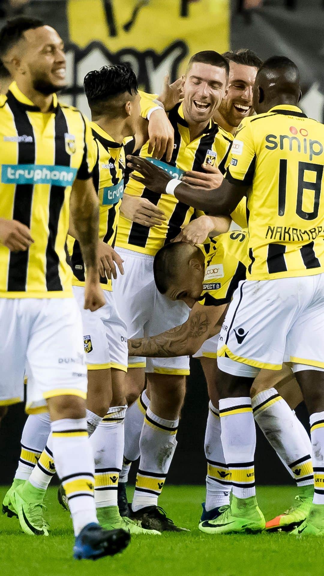 フィテッセのインスタグラム：「Arnold Kruiswijk is jarig! 🥳 Herinner jij zijn enige goal nog? ⚽️  #Vitesse」