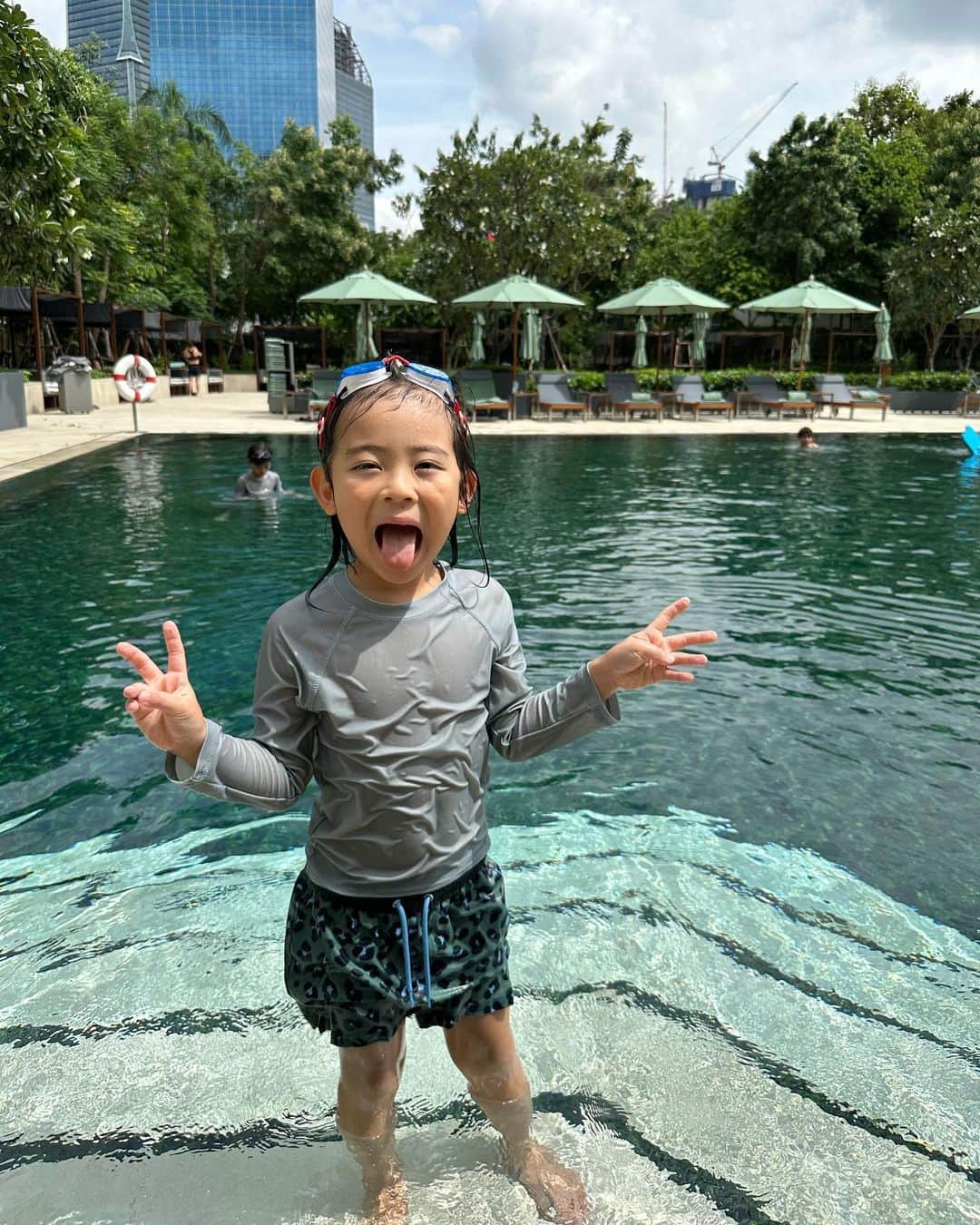 のインスタグラム：「@thesukhothaibangkok   またプールに入れるなんて最高だー♡ バンコクは乾季に入ったのか、毎日いいお天気で、でも7月に来た時よりは暑さがマシな気がする。  なぜならば、次男が暑さで泣いてない😂  @thesukhothaibangkok のプールはすごく広くて、長男は1人個人メドレーしてたし、次男がいつの間にか浮き輪なしで泳げるようになってたのにはビックリ😳  #ll_旅記録 #バンコク旅行 #バンコク #thesukhothaibangkok #子連れバンコク #プール付きホテル」