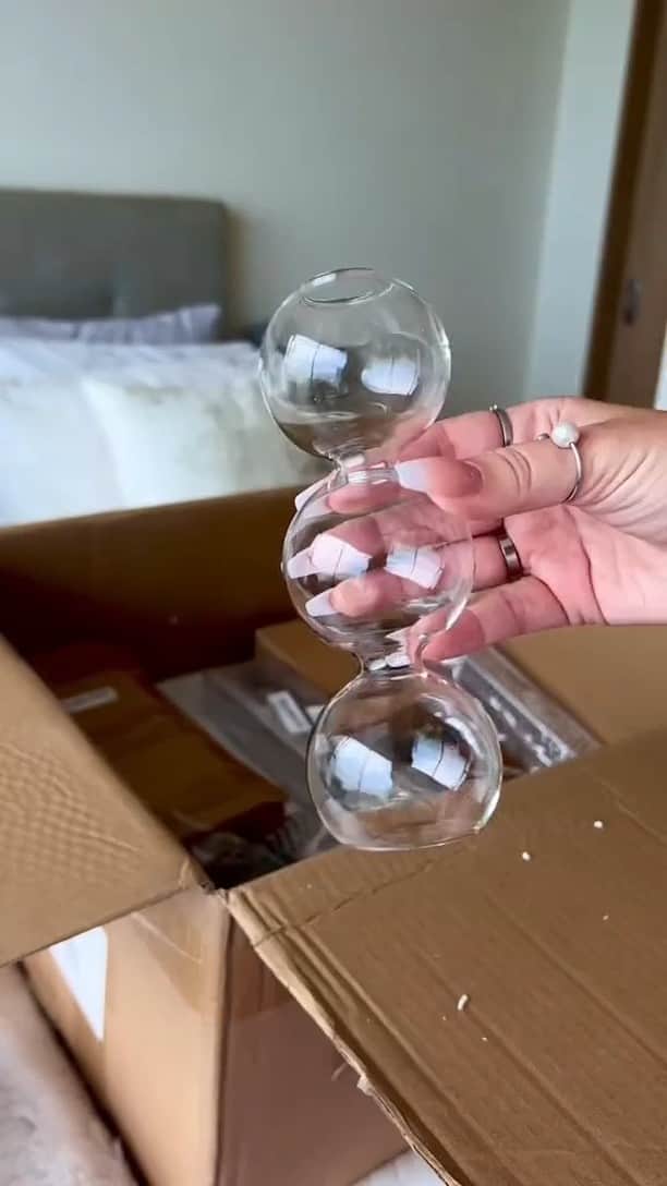 SHEINのインスタグラム：「@frida.franzen's mega haul is a real beaut 😍📦✨ Tell us which picks would glow up your glam station 👇   🔎 16091788 18864498 11602062 16644789  #SHEIN #SHEINforAll #SHEINstyle #fashion #chic #saveinstyle」