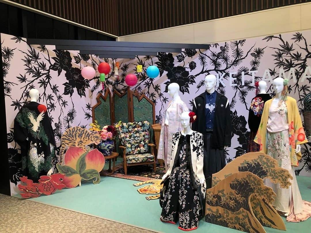 丸山敬太さんのインスタグラム写真 - (丸山敬太Instagram)「明日から！！こちらにも参加しています。スペシャルポップアップストア！！伝統をコンセプトにした銀座エリアのショーのプロデュースも担当（ショーは５日の１５時、銀座松屋通り）しているので、こちらでも西陣織や日本刺繍など日本の伝統的な技術や着物から着想したデザインのスペシャルアーカイヴの展示も。しかも一部羽織っていただいて写真も撮れちゃいます。 人気のクッキー缶やエコバッグのご用意もあるので、京橋に是非この連休は遊びにいらしてください。 ５日のショーもねーーーー お待ちしてまーす  【KEITA MARUYAMA in TOKYO FASHION CROSSING】 デザイナー・丸山敬太が自身の考えや世界観を自由に表現するコンセプト型ショップ丸山邸 MAISON de MARUYAMA がTOKYO FASHION CROSSINGに登場！ KEITA MARUYAMAのアーカイブ作品の試着体験や大人気オリジナルクッキーの販売も！  11/3(FRI) 11:00-18:00 11/4(SAT) 11:00-18:00 11/5(SUN) 11:00-16:00 📍東京コンベンションホール（東京都中央区京橋3-1-1　東京スクエアガーデン5F） 東京メトロ銀座線「京橋駅」3番出口直結 東京メトロ有楽町線「銀座一丁目駅」7番出口より徒歩2分  @keitamaruyama_official @keitamaruyama #TOKYOFASHIONCROSSING #TFC #TFC2023 #TFC2023aw #東京ファッションクロッシング」11月3日 0時31分 - keitamaruyama