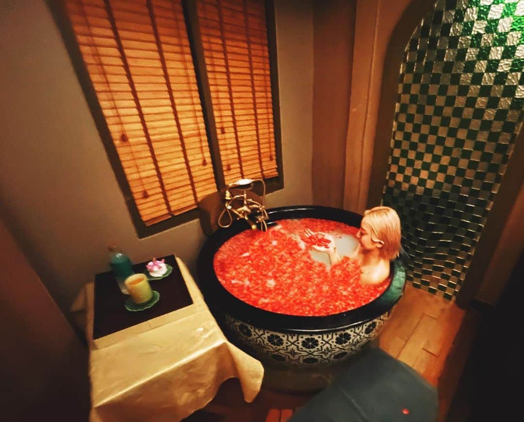 まきたんのインスタグラム：「薔薇🌹風呂🛀 五時間で3万くらい？ ハーバルボールされて、デトックス満載、アフターは夜ご飯も！🫶 また絶対行きます😍 #タイ　#バンコク」