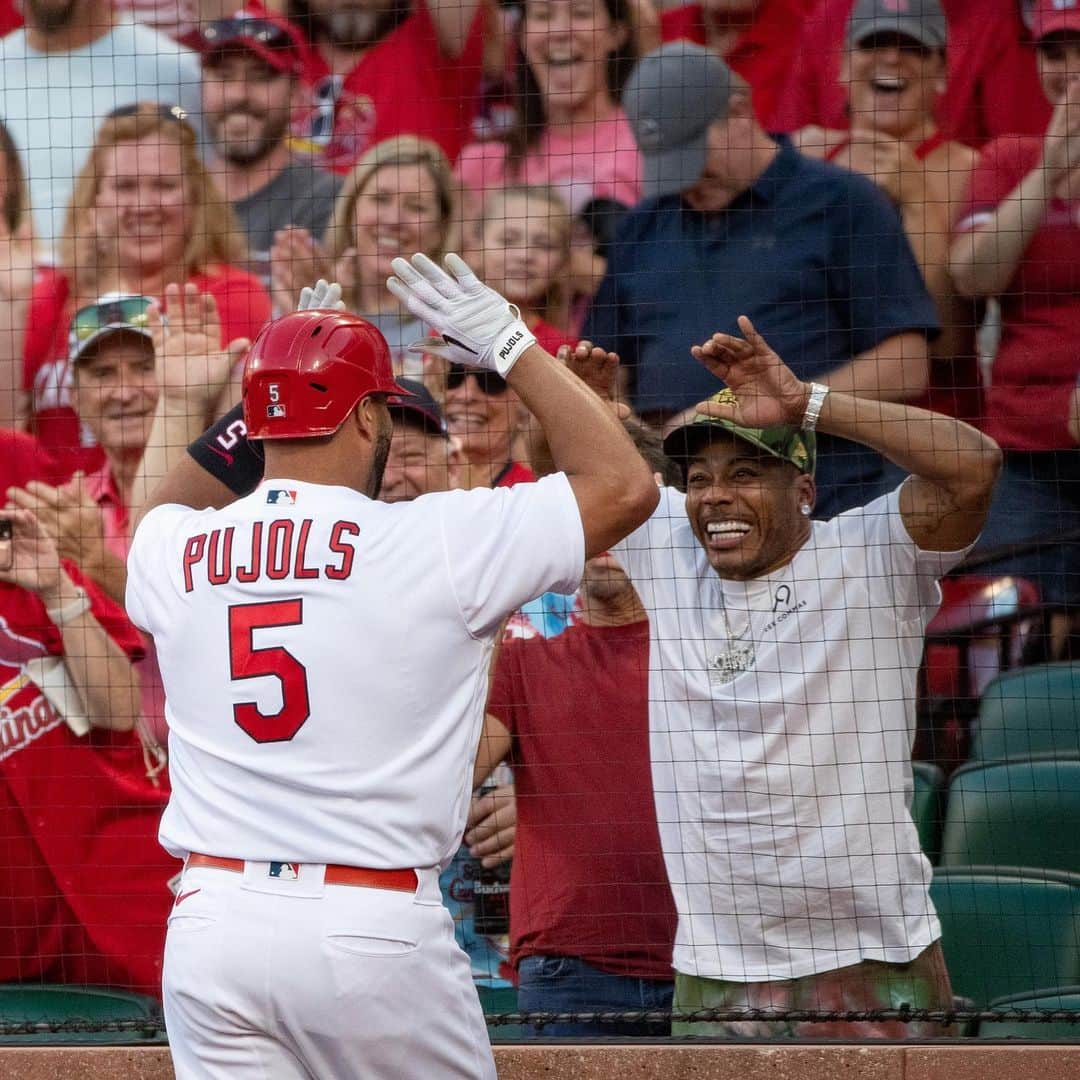 セントルイス・カージナルスさんのインスタグラム写真 - (セントルイス・カージナルスInstagram)「From the Lou and proud. Happy birthday, Nelly!」11月3日 0時47分 - cardinals