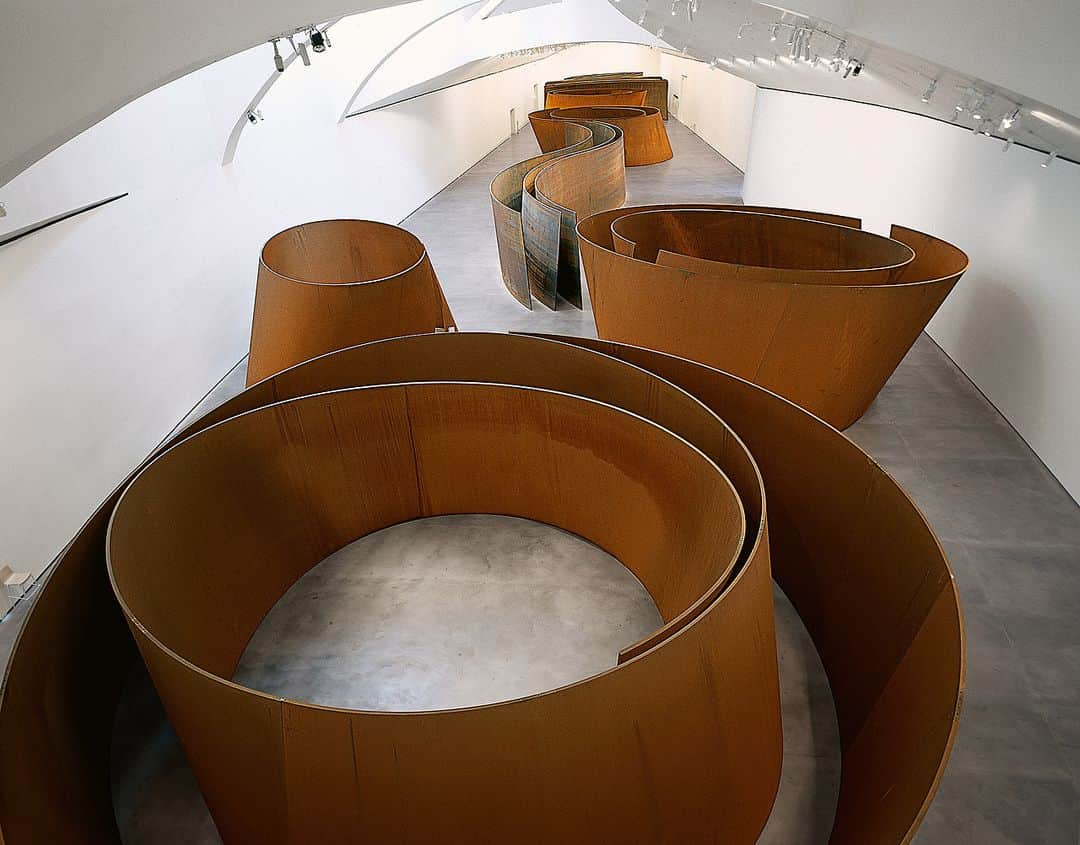 グッゲンハイム美術館のインスタグラム：「Richard Serra, the renowned American sculptor, celebrates his birthday today! Born on November 2, 1939, Serra has redefined the concept of space and materiality in art. His large-scale steel sculptures, often characterized by their powerful and curvilinear forms, have a commanding presence that invites viewers to engage with their surroundings in unique and thought-provoking ways. 🎂  "The Matter of Time"—Serra’s most complete rumination on the physicality of space and the nature of sculpture—consists of eight commissioned works on view @museoguggenheim. ___ Richard Serra, "The Matter of Time," 1994-2005. © 2023 Richard Serra/Artists Rights Society (ARS), New York. #RichardSerra」