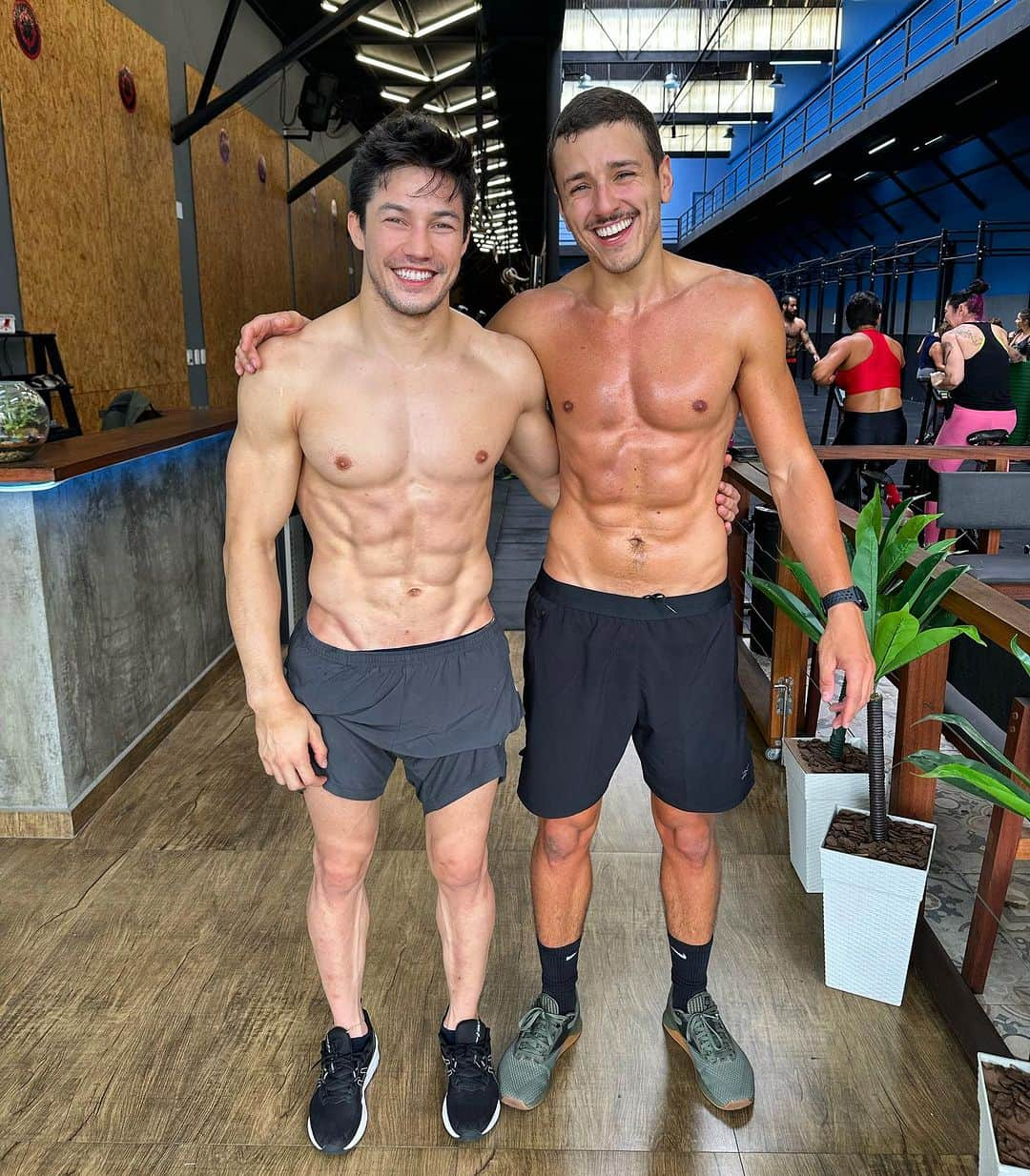 アルトゥール・オヤカワ・マリアノのインスタグラム：「Um dia ele vai na ginástica e no outro eu to indo no crossfit…. Mas não volto não 😅 💪🏻💪🏻💪🏻 @joaootaviotasso」