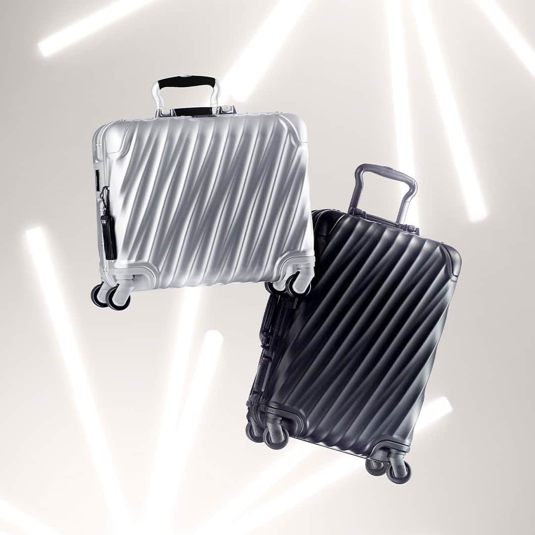 トゥミのインスタグラム：「We have something for everyone on your list and every journey on theirs. Wherever they’re headed, our statement gifts will brighten every step of the way with lasting performance and style.  #TUMI19D」