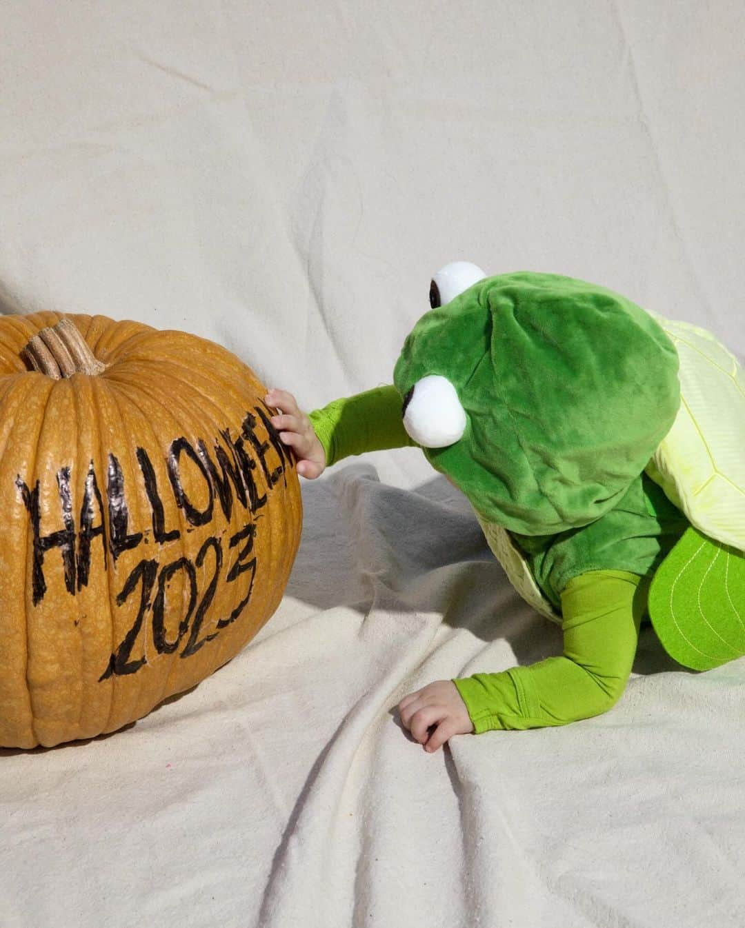 ジュリー・サリニャーナさんのインスタグラム写真 - (ジュリー・サリニャーナInstagram)「Belated Halloween post but how could I not post this cute lil’ turtle of mine 🐢🥹  When Kevin and I started dating, he used to call me his little turtle. It was such a cute nickname that I couldn’t resist getting a turtle costume for Matisse. Now we have our own little baby turtle together. 🫶🏽 #halloween #halloween2023 #babycostume #babyturtle」11月3日 0時52分 - sincerelyjules