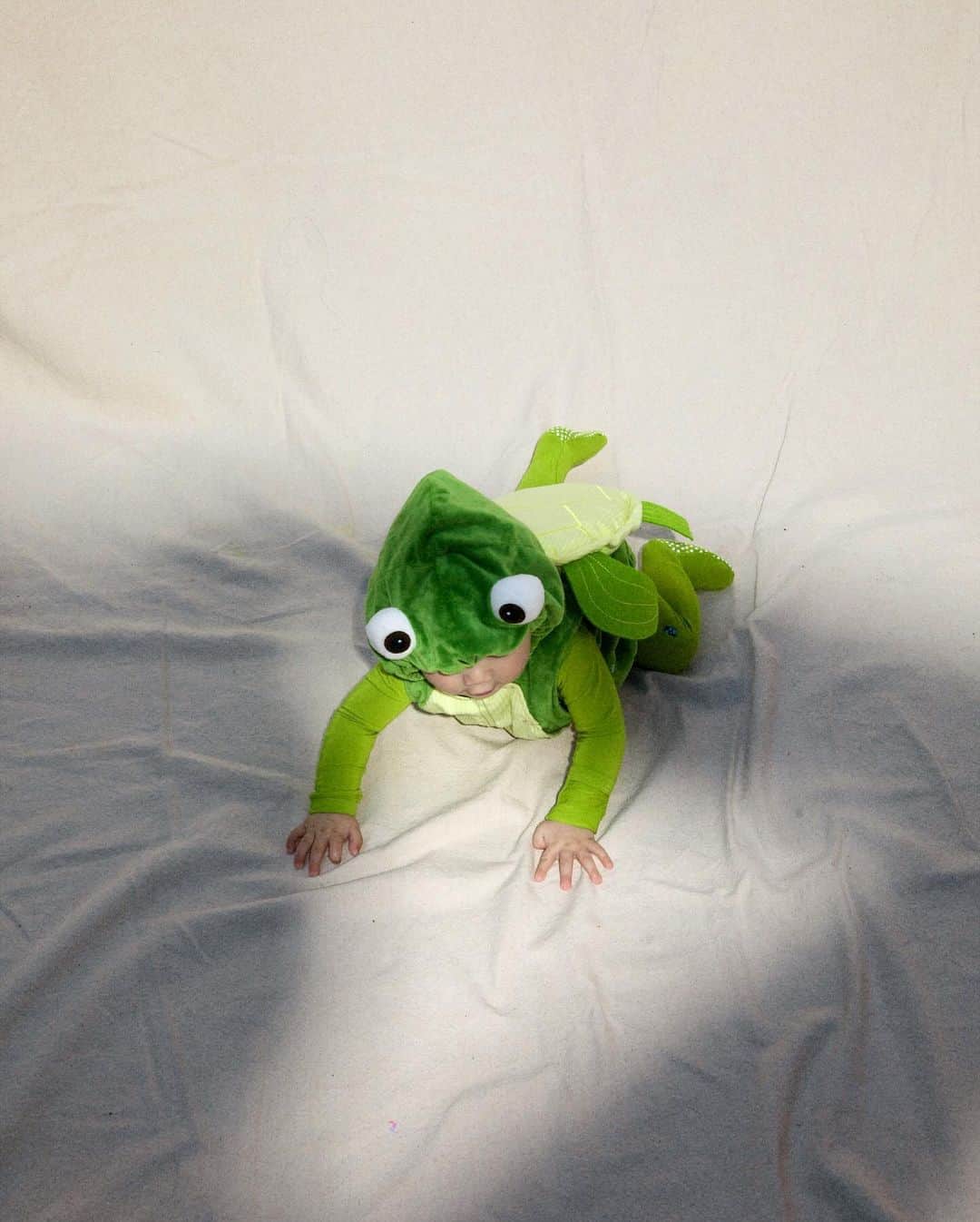 ジュリー・サリニャーナのインスタグラム：「Belated Halloween post but how could I not post this cute lil’ turtle of mine 🐢🥹  When Kevin and I started dating, he used to call me his little turtle. It was such a cute nickname that I couldn’t resist getting a turtle costume for Matisse. Now we have our own little baby turtle together. 🫶🏽 #halloween #halloween2023 #babycostume #babyturtle」