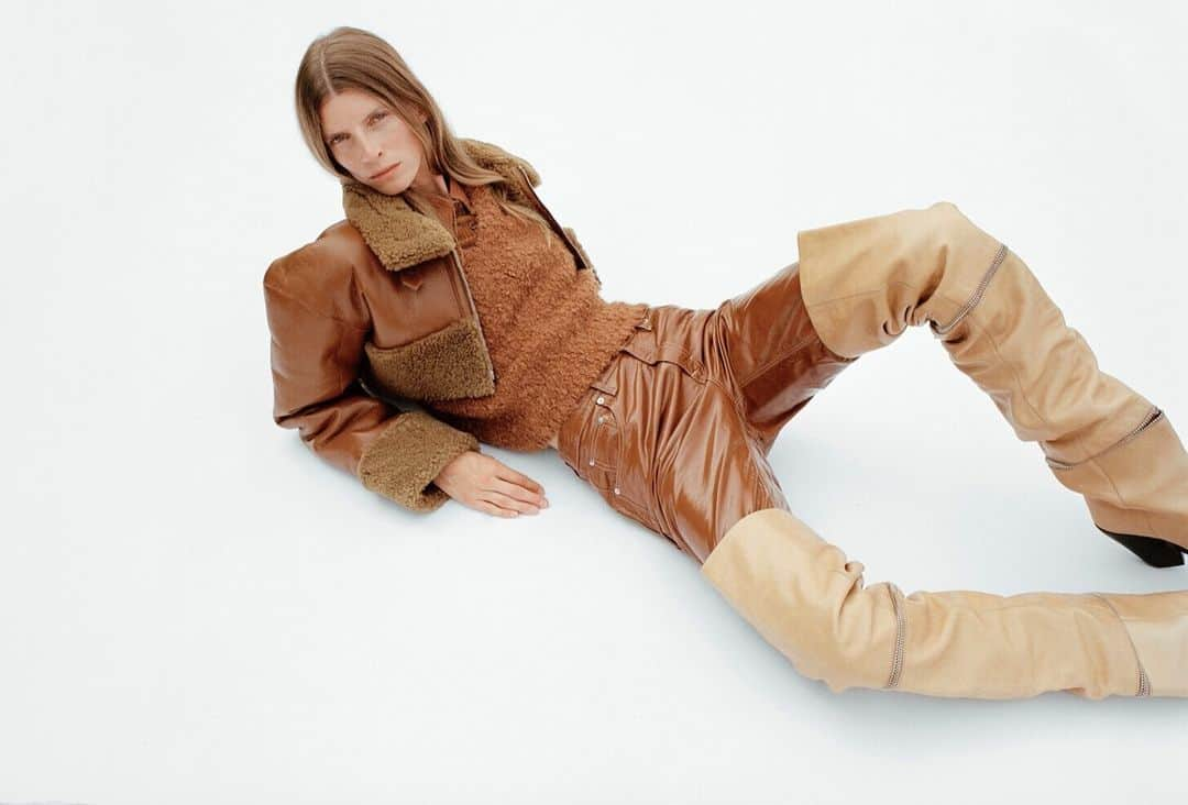 フィリッパコーのインスタグラム：「The FILIPPA K AW23 Cropped Shearling Jacket, Shiny Rib Button Polo and Leather Five Pocket Trousers featured in @costumedk  Photographed by @saschaoda Styled by @rikkewackerhausen Make up by @mette.schou Hair by @lasbas Model @lucagajdus」