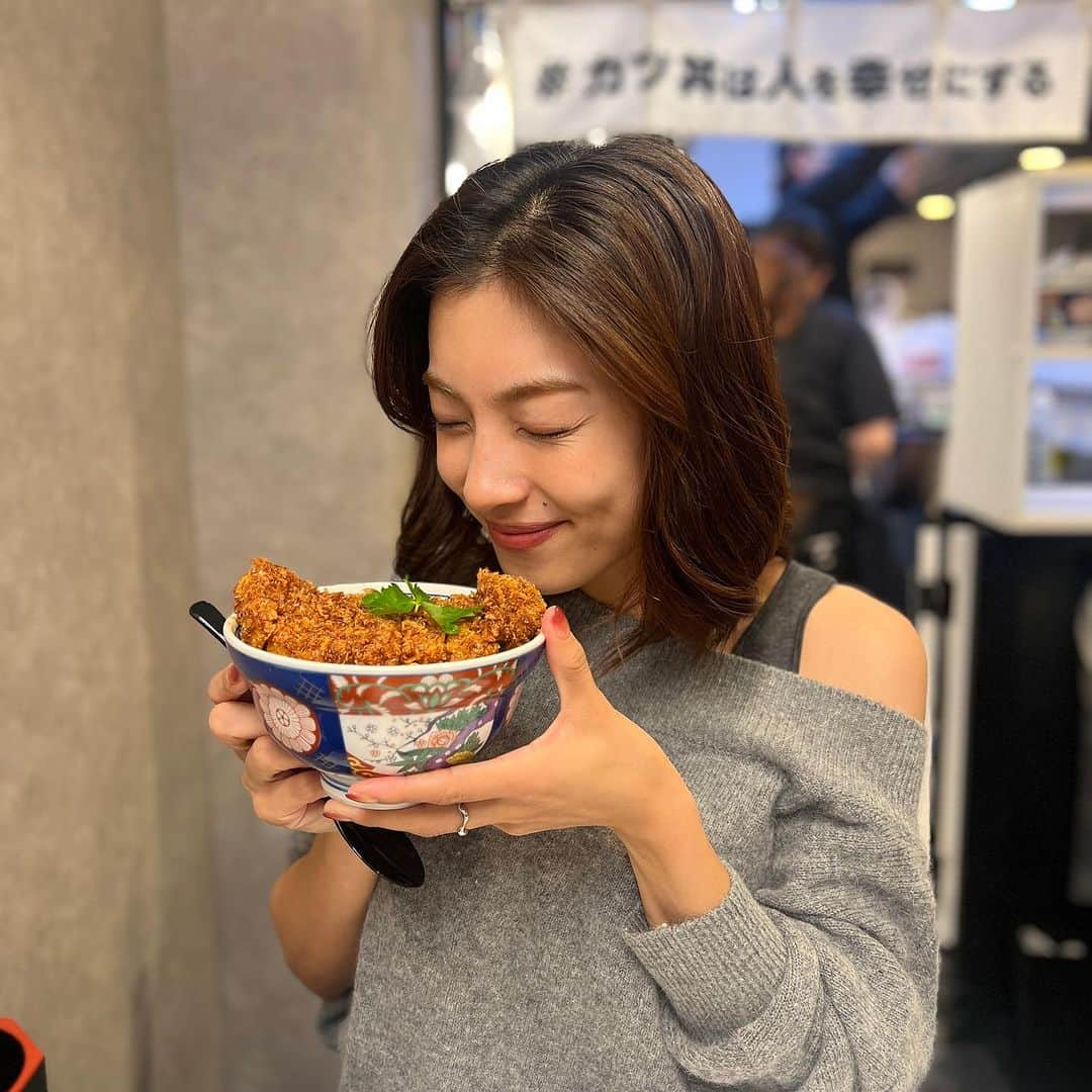 橋本聖子のインスタグラム：「とじないカツ丼!?🥢❤️  三元豚ロースがぷりっ。サクッ。少し甘いタレが美味しい！また、高級奥久慈卵トッピングで黄身乗せ🍳  赤坂でサク飯したいけど、ちゃんと食べたい時に👌 #カツ丼は人を幸せにする 🕊  最後まで食べると〝幸せ〟メッセージが隠れてました😋  他のメニューも気になるところ…！！！  PR @tojinaikatsudon_akasaka #赤坂グルメ #赤坂ランチ #とじないカツ丼 #港区グルメ #三元豚ロース #港区ランチ」