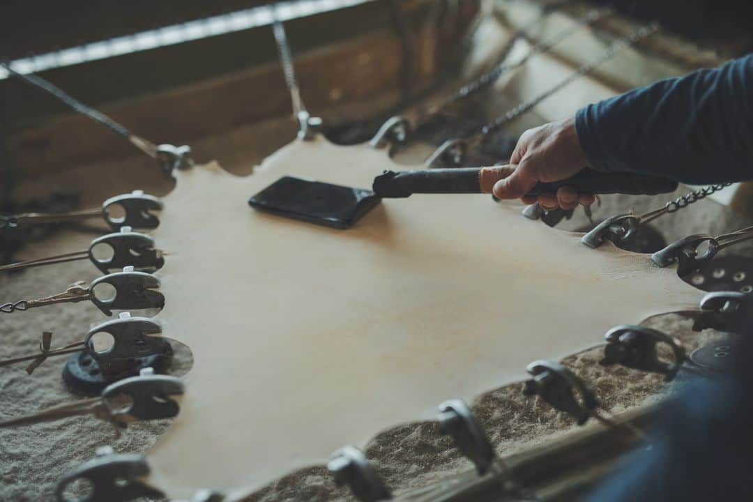 さんのインスタグラム写真 - (Instagram)「"The charm of the fusube technique is the feel of the deerskin leather. The soft feel is unique to fusube, and you should definitely experience it for yourself." - Craftsman Jinguji」11月3日 1時01分 - indenest.1582