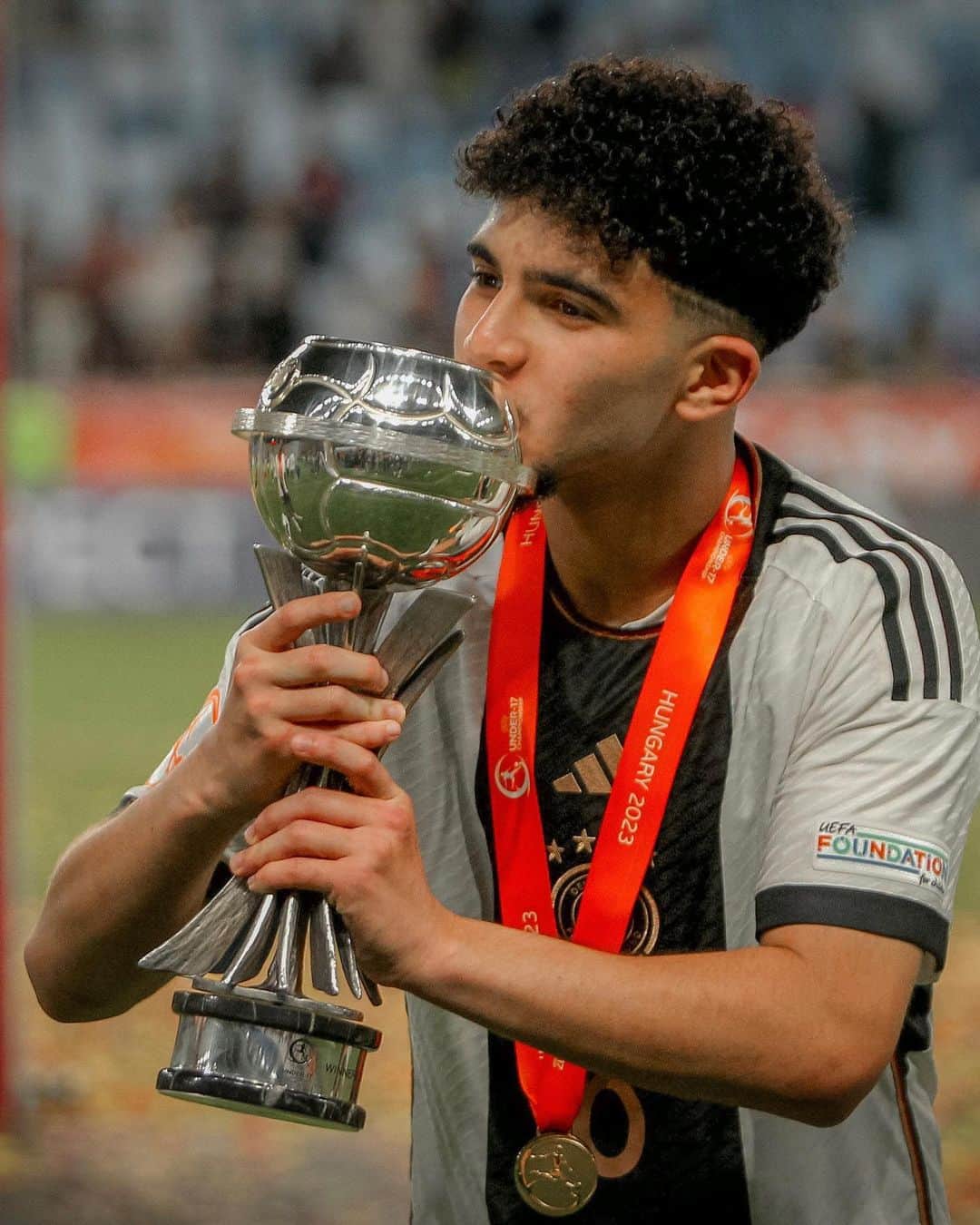 1.FCケルンのインスタグラム：「Zwei Jungböcke fahren zur WM 🤩🇩🇪   Mit Fayssal Harchaoui und Justin von der Hitz wurden zwei #effzeh-Nachwuchsspieler in den DFB-Kader für die bevorstehende U17-Weltmeisterschaft berufen. Die WM wird vom 10. November bis zum Finale am 2. Dezember in Indonesien ausgetragen. Das Team von U17-Nationaltrainer Christian Wück steigt am 12. November gegen Mexiko (13 Uhr MESZ) in das Turnier ein.    🗣️ Ruthenbeck: „Wir freuen uns und sind natürlich sehr stolz über die Nominierung von Justin und Fayssal.  👉 Alle Infos und Ruthes Aussagen lest ihr in der FC-App   Wir sind stolz auf euch @_fayssal.ha und @j.vonderhitz und wünschen euch viel Erfolg mit den @dfb_junioren!❤️💪」