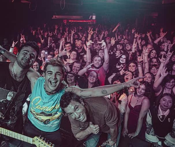 ジャック・グリフォーのインスタグラム：「Detroit absoutlely stole our hearts 🩵💜 Thank you for the outpouring of love and kindness.  Until next time 🤘🏼 CHICAGO TONIGHT!! 🏙️ @kidbaronmusic」