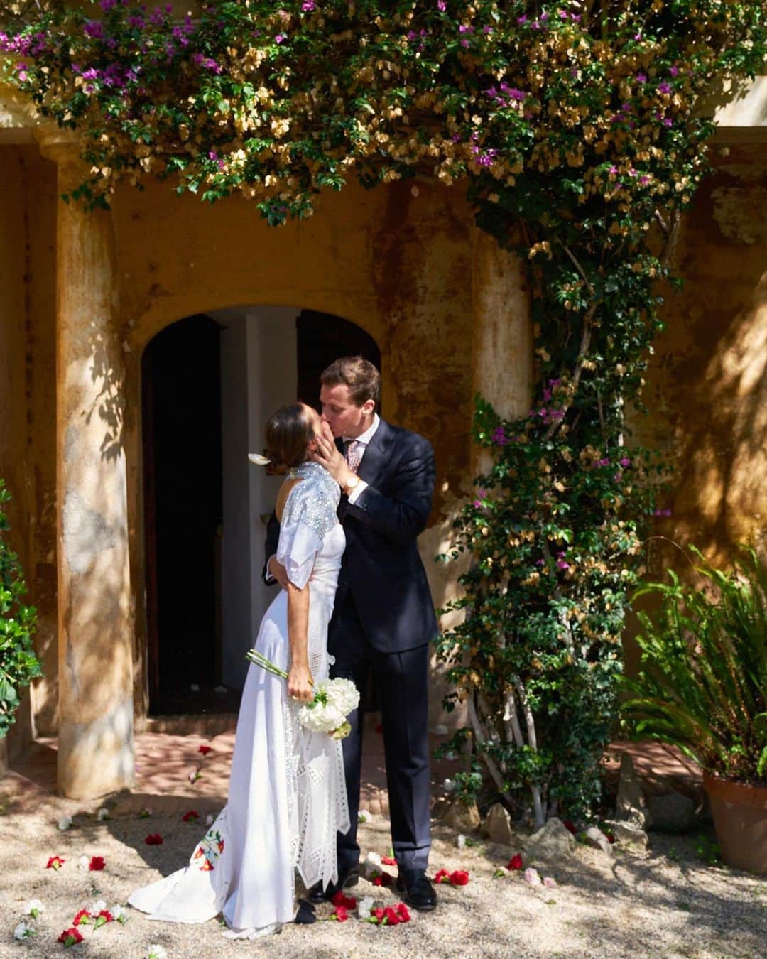 Vogue Españaのインスタグラム：「“Lo compré en @vestiaireco pero no tenía marca. Era vintage. Yo compré tres tejidos de cortinas y manteles que añadí al vestido y corté algunos trozos”, explica @blancapcr sobre su especial look nupcial. La estilista y prescriptora se casó con Marcos el pasado mes de septiembre en una íntima ceremonia en Badalona. Para completar el look, escogió unos zapatos planos de @chanelofficial, y para la noche, se cambió a un diseño vintage de @balenciaga. {Puedes ver todas las fotos de la boda en el link de la bio} ▪️Fotos: @ampiaristu ▪️Texto: @garbicong」
