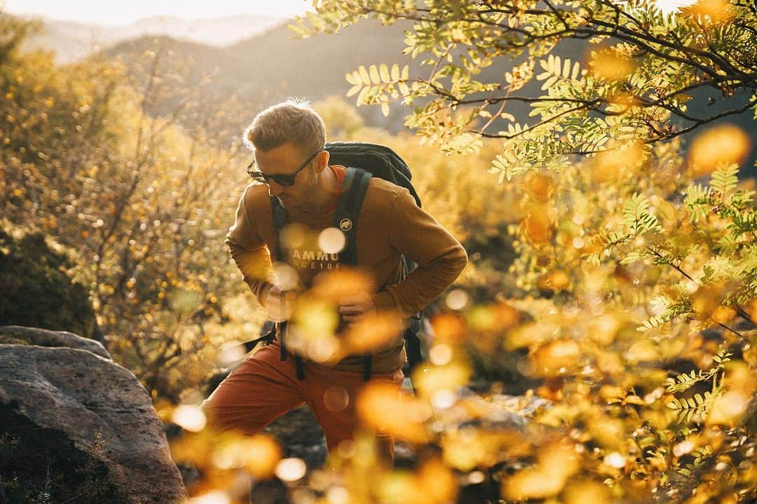 ヤコブ・シューベルトのインスタグラム：「Autumn vibes 💯  Photo by @moritz.klee   @mammut_swiss1862 @gloryfy_unbreakable @raiffeisentirol @subaru_austria @lasportivagram @thecrag_worldwide」