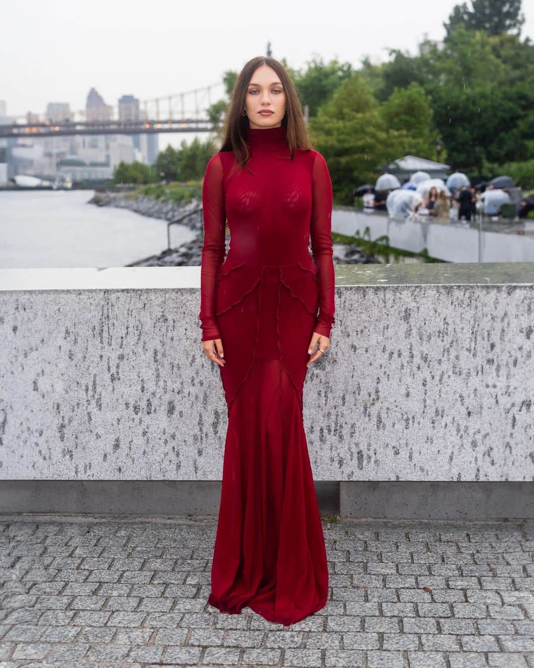 プラバルグルンのインスタグラム：「Sleek Glam⁠ ⁠ @maddieziegler wears the Tulsi Patch Turtleneck and Seamed Fishtail Maxi Skirt in Scarlet Stretch Tulle from the Fall Winter 2023 collection to the Prabal Gurung NYFW show⁠ ⁠ Photo by @thestewartofny」